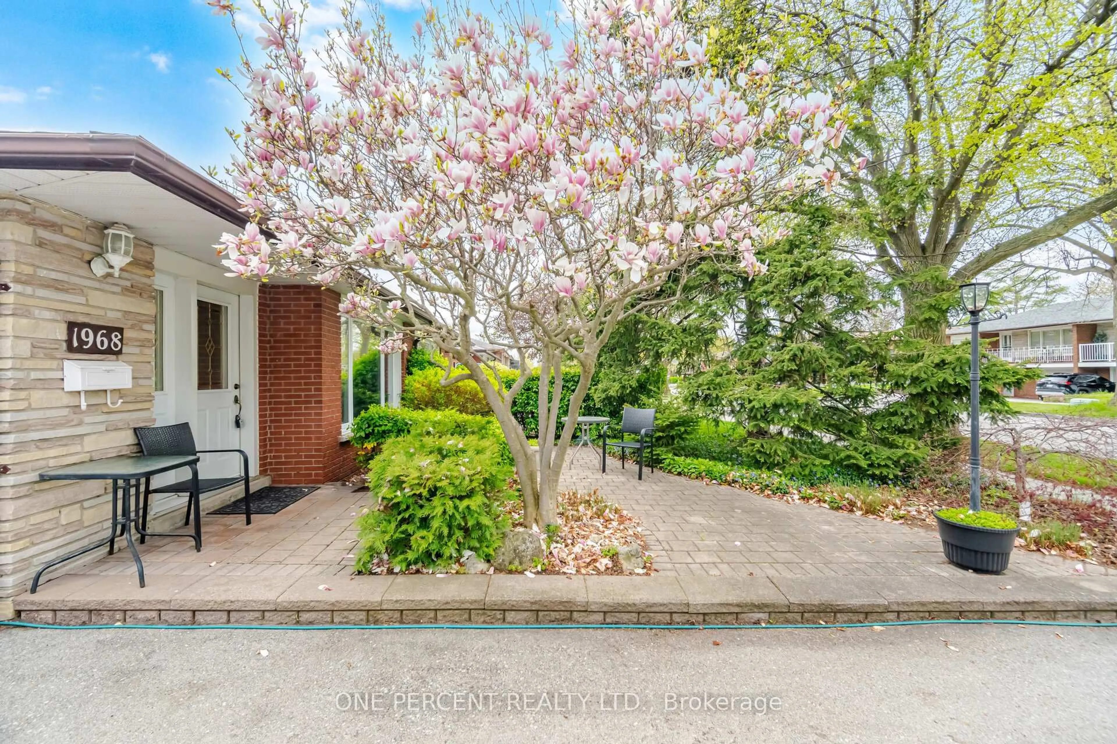 Patio, street for 1968 Carrera Lane, Mississauga Ontario L5J 1C5