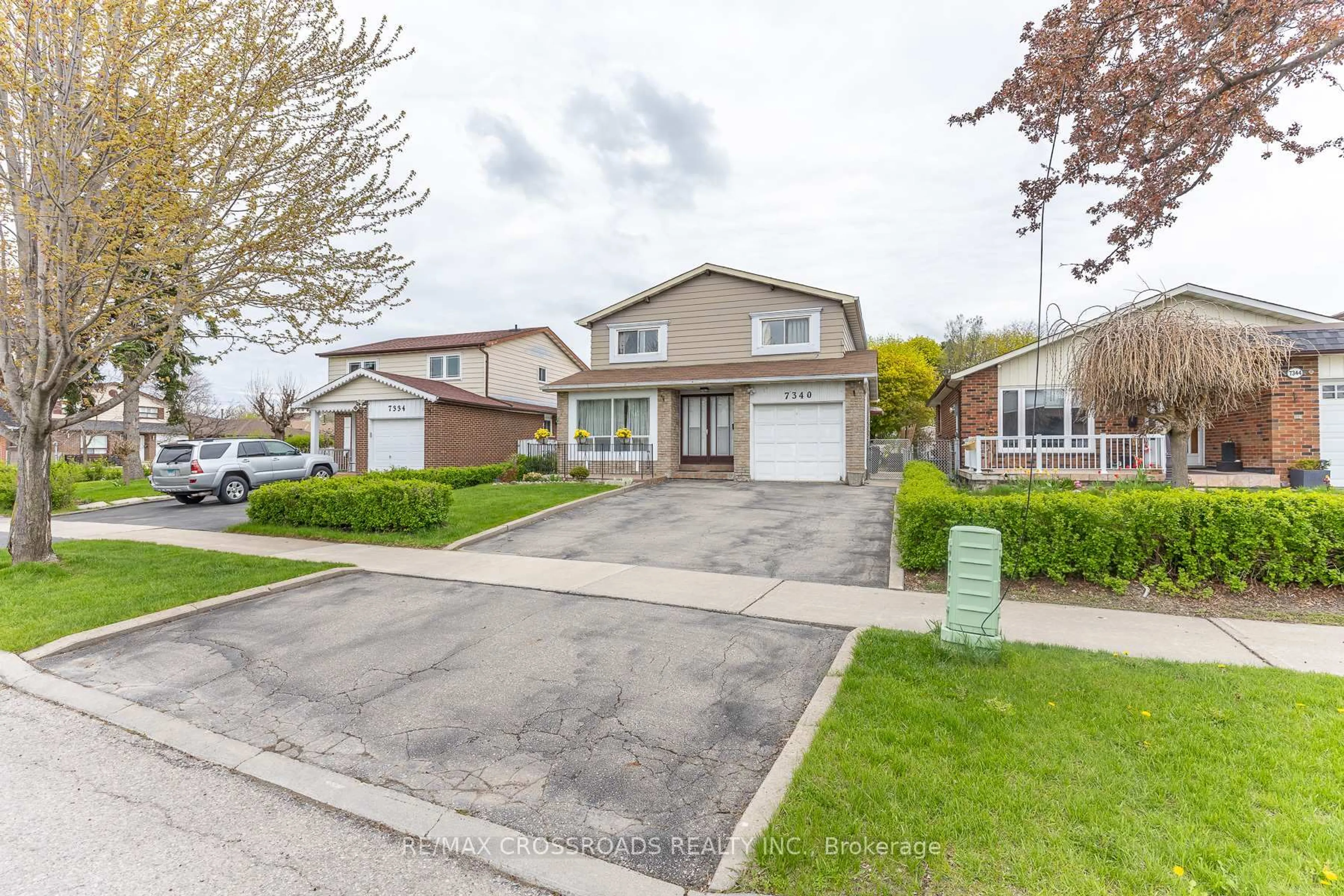 Home with vinyl exterior material, street for 7340 Leesburg St, Mississauga Ontario L4T 3R6