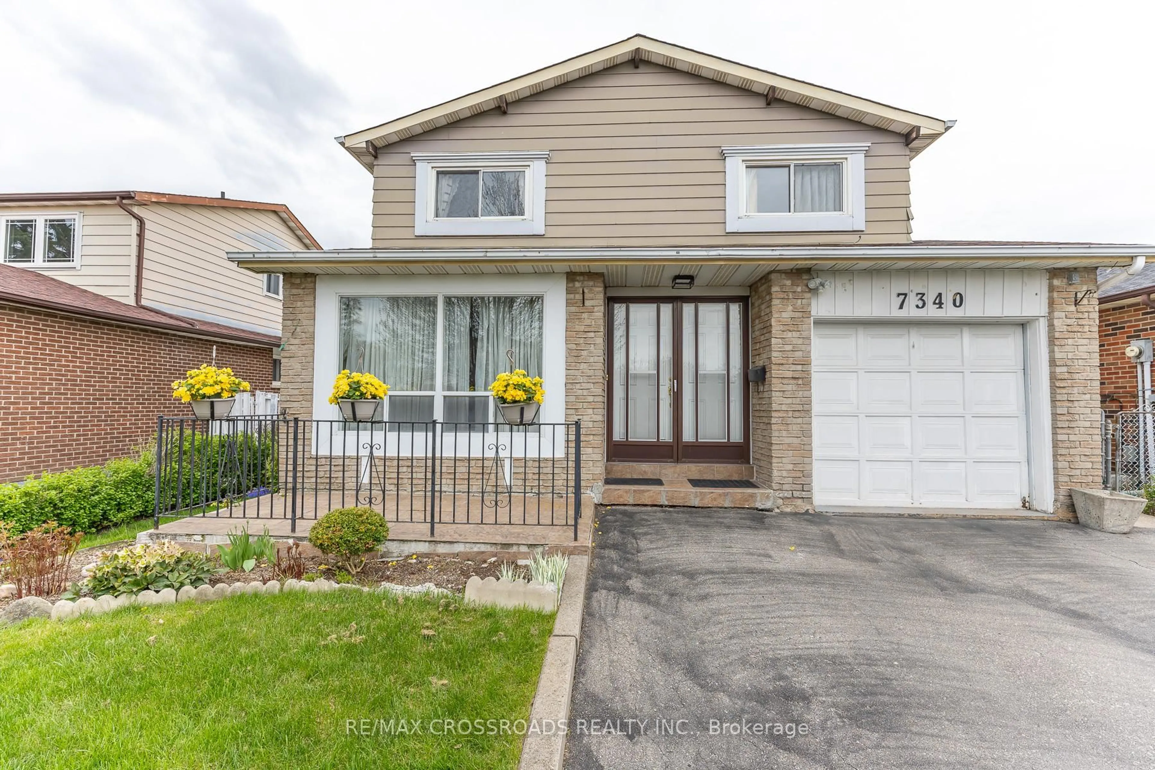 Home with vinyl exterior material, street for 7340 Leesburg St, Mississauga Ontario L4T 3R6