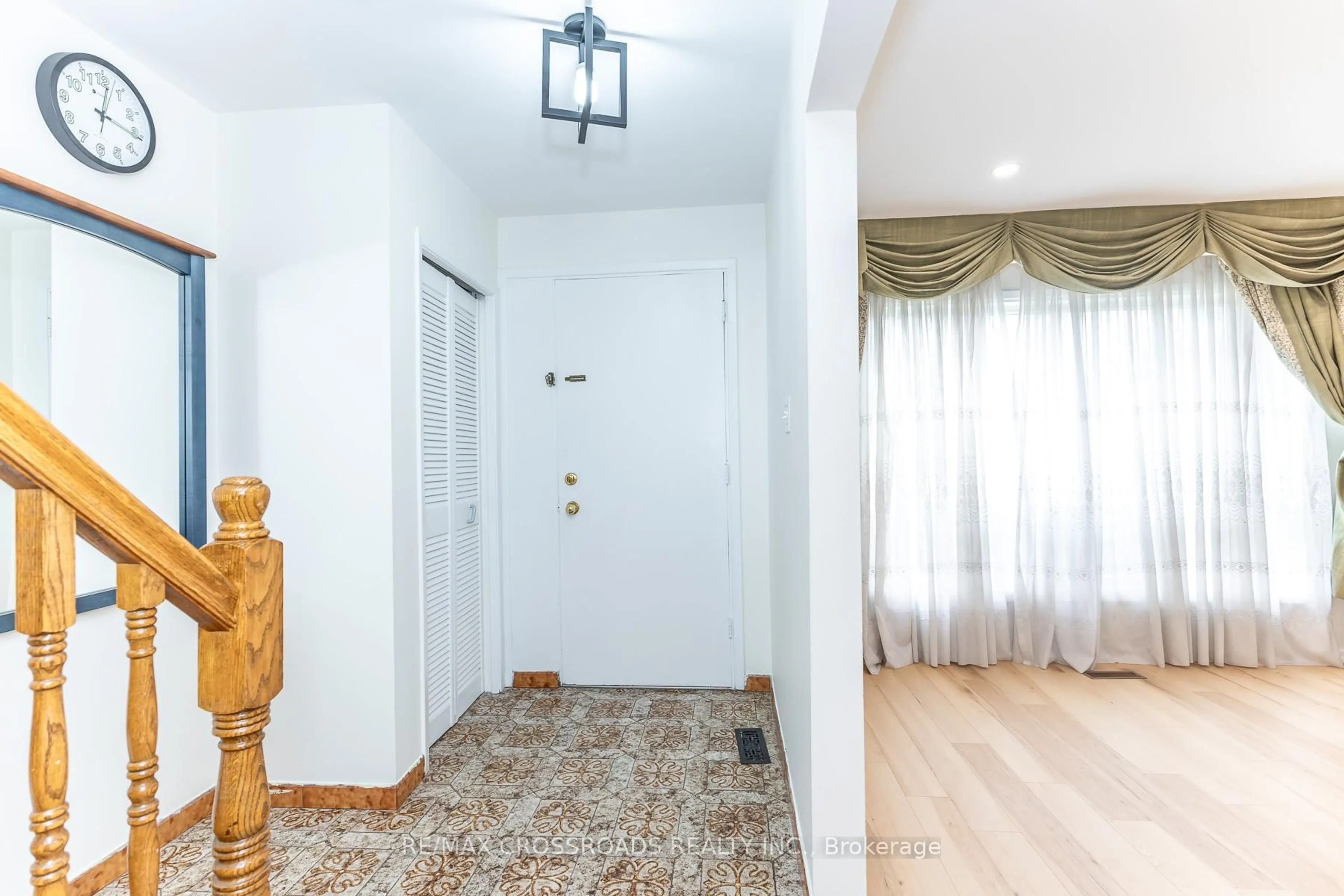 Indoor entryway for 7340 Leesburg St, Mississauga Ontario L4T 3R6