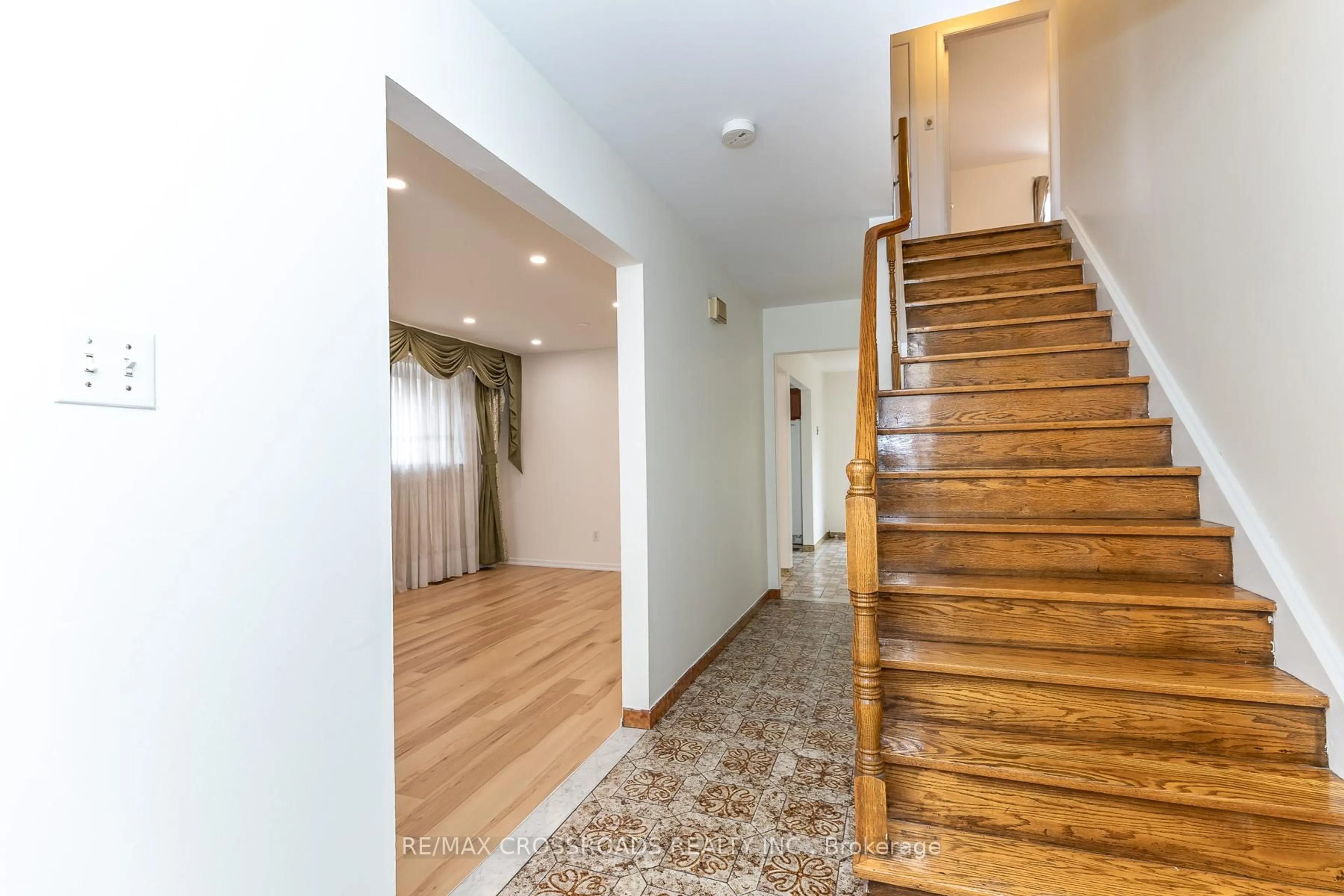 Indoor foyer for 7340 Leesburg St, Mississauga Ontario L4T 3R6