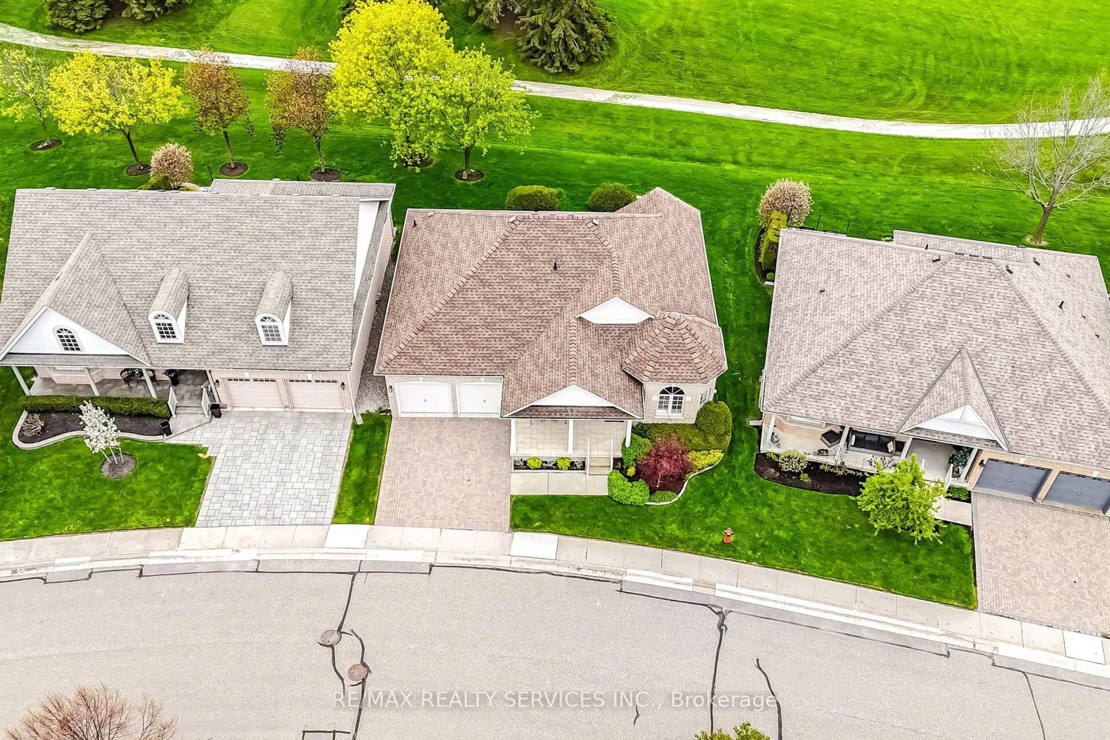 A pic from outside/outdoor area/front of a property/back of a property/a pic from drone, street for 14 Yorkwood Tr, Brampton Ontario L6R 3J3