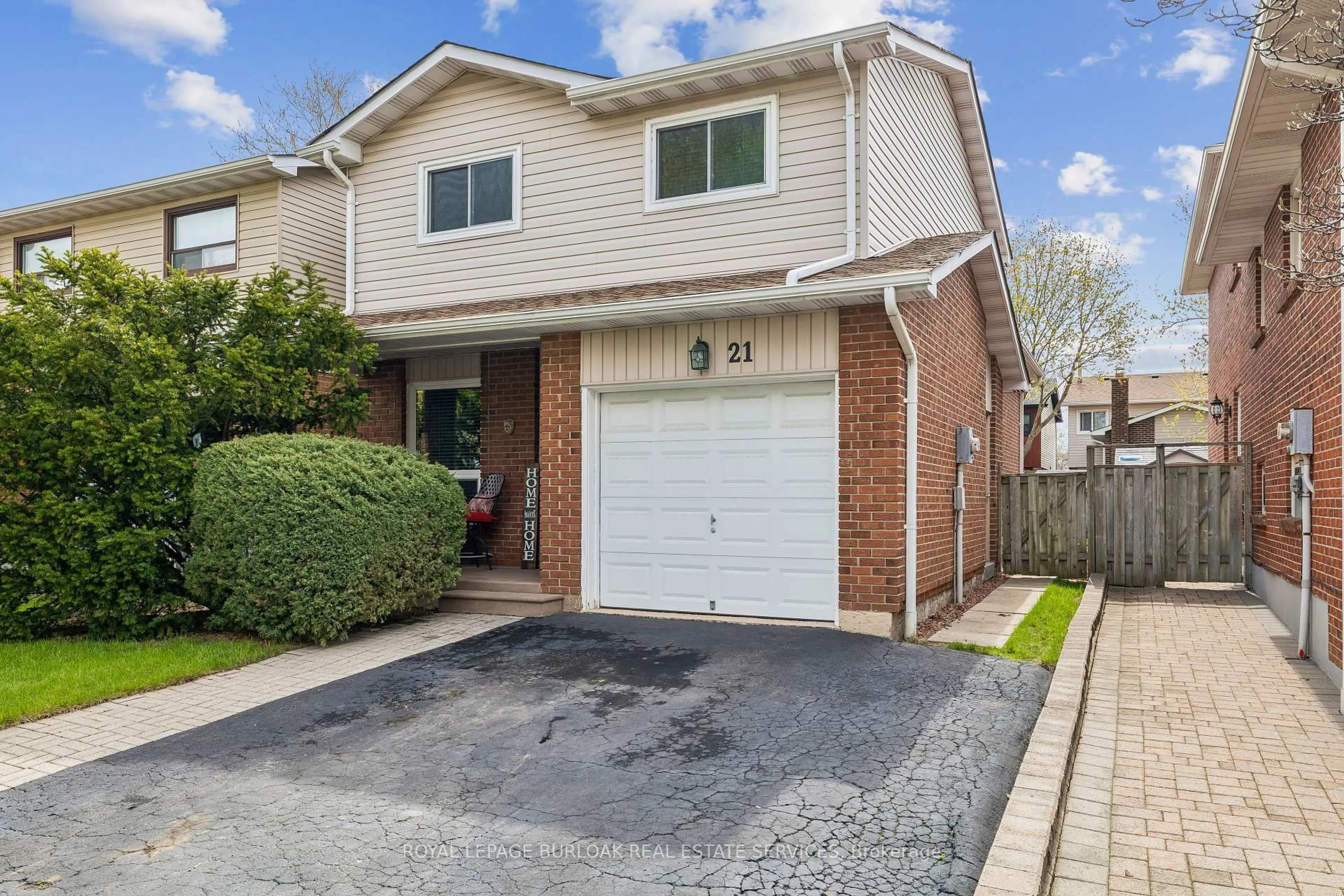 Home with brick exterior material, street for 21 Lionshead Lookout, Brampton Ontario L6S 3X2