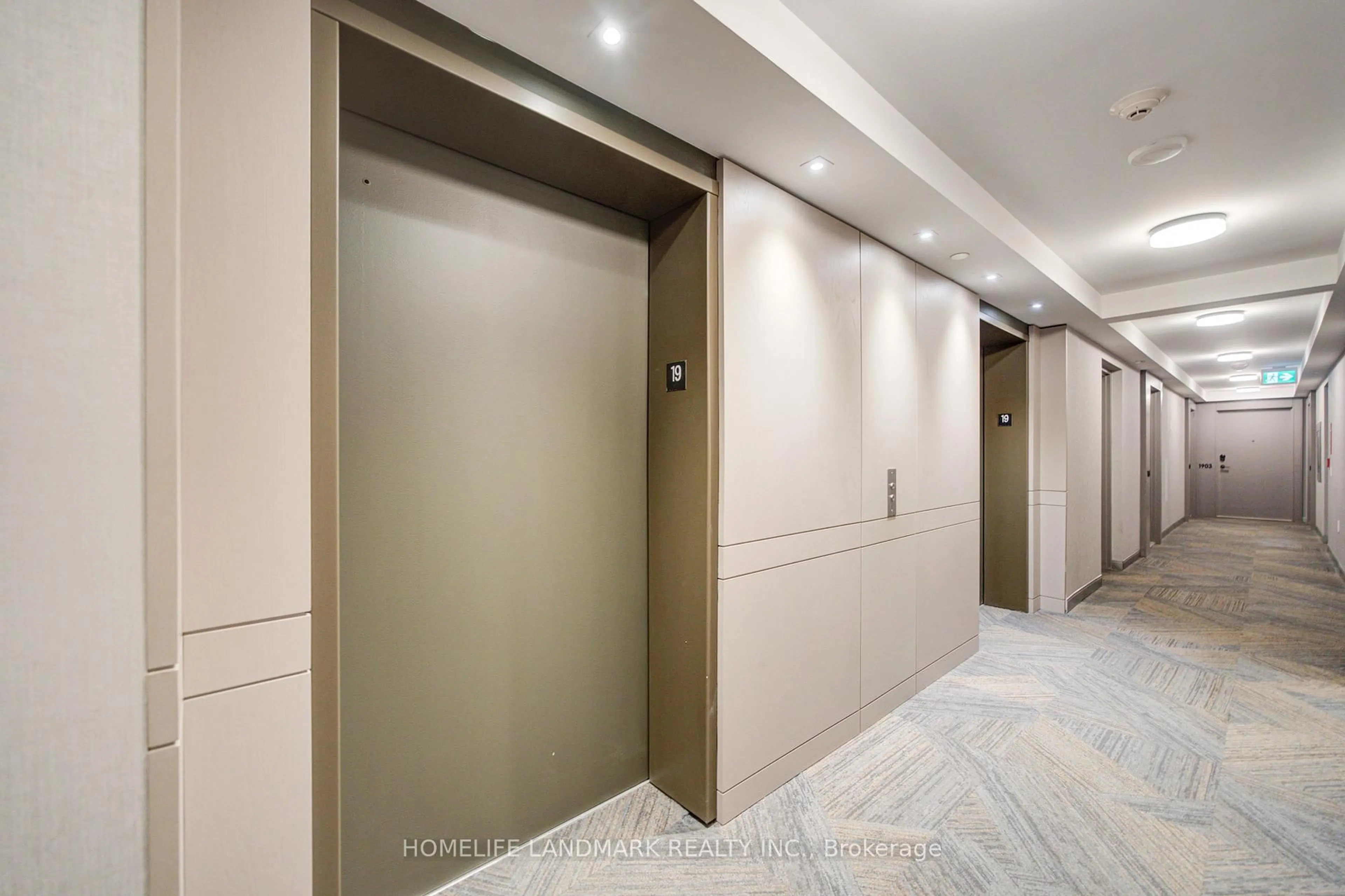 Indoor foyer for 4655 Wetcalfe Ave #1902 B, Mississauga Ontario L5M 0Z7