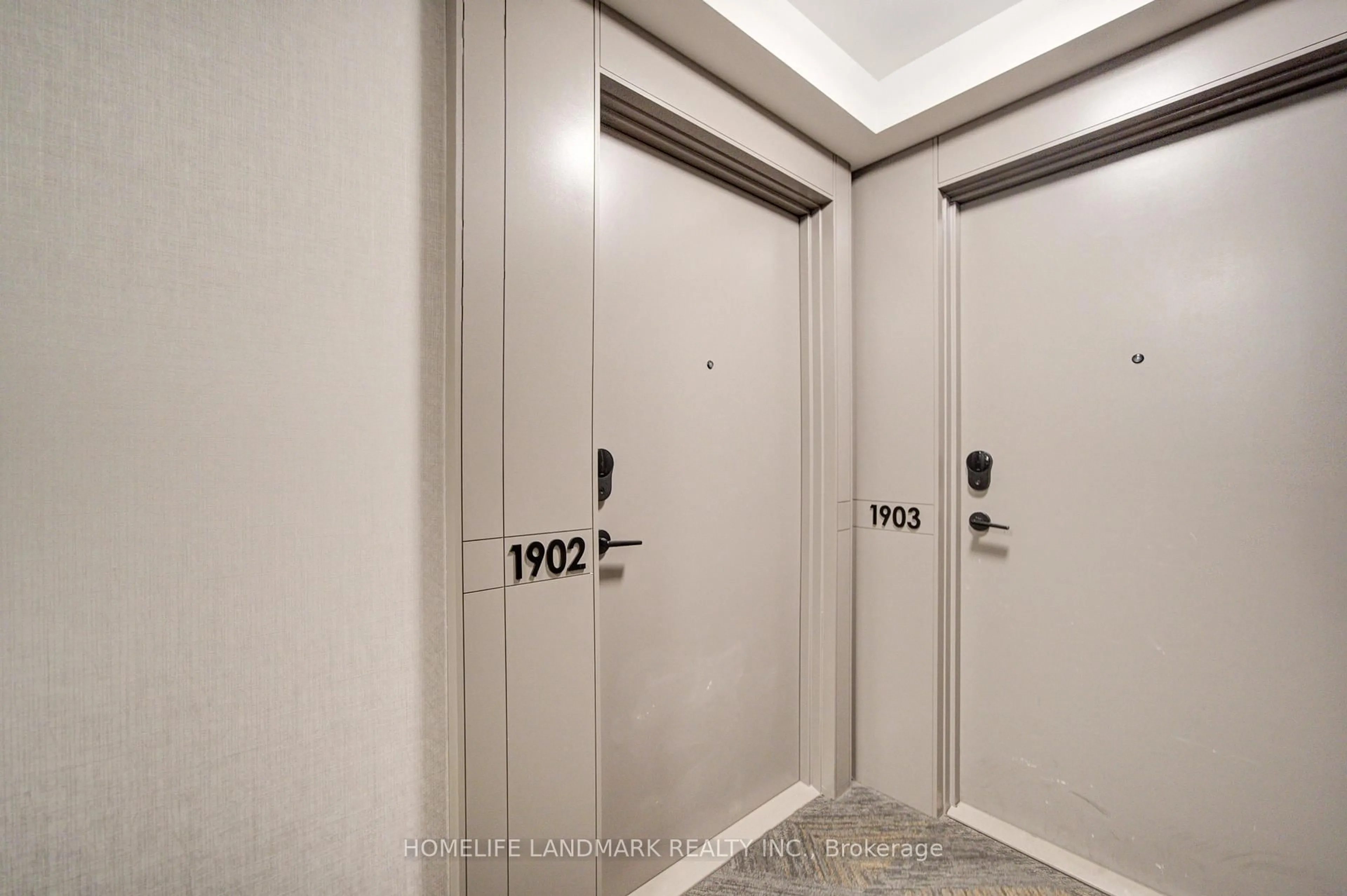 Indoor foyer for 4655 Wetcalfe Ave #1902 B, Mississauga Ontario L5M 0Z7