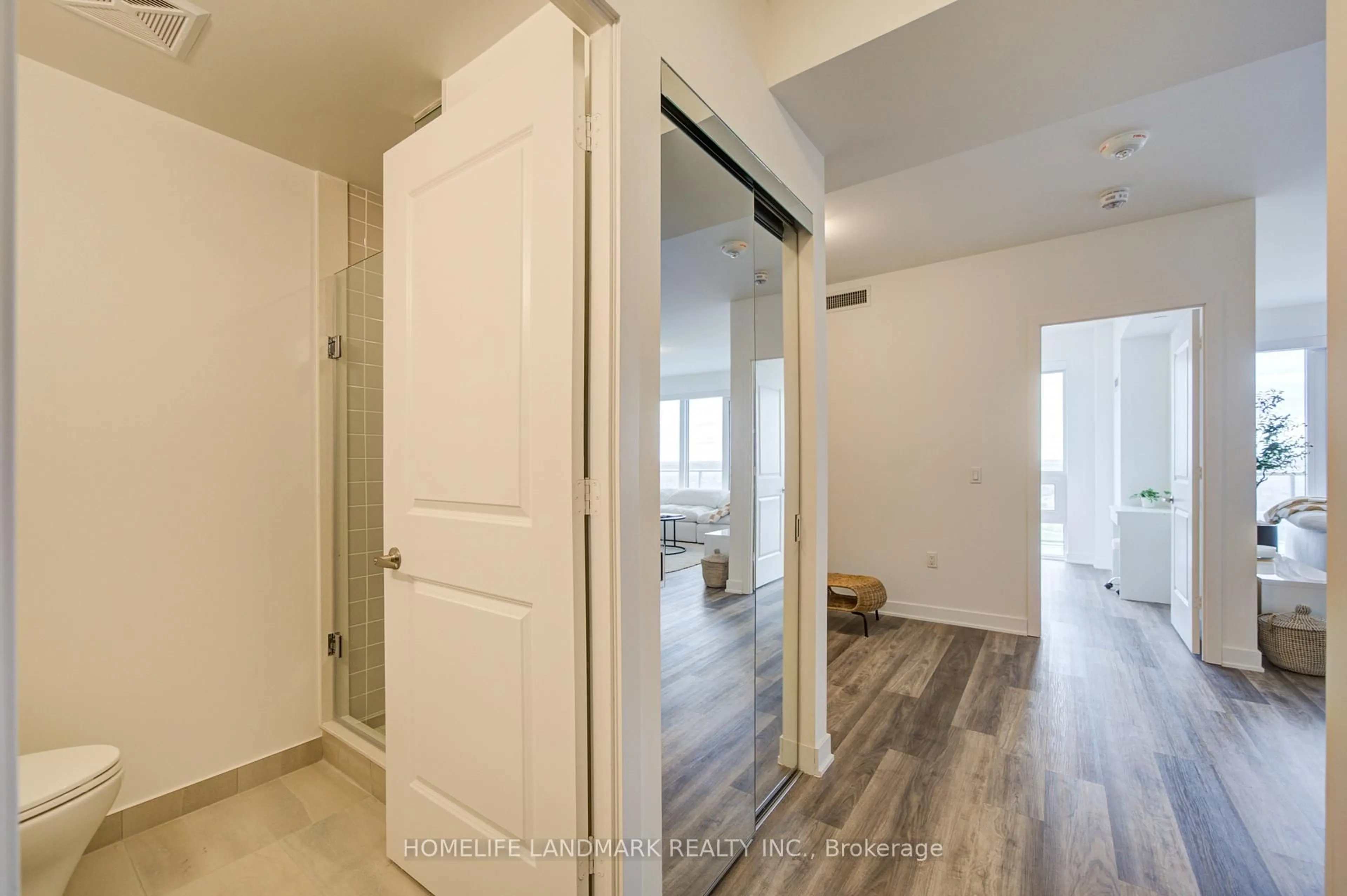 Indoor entryway for 4655 Wetcalfe Ave #1902 B, Mississauga Ontario L5M 0Z7
