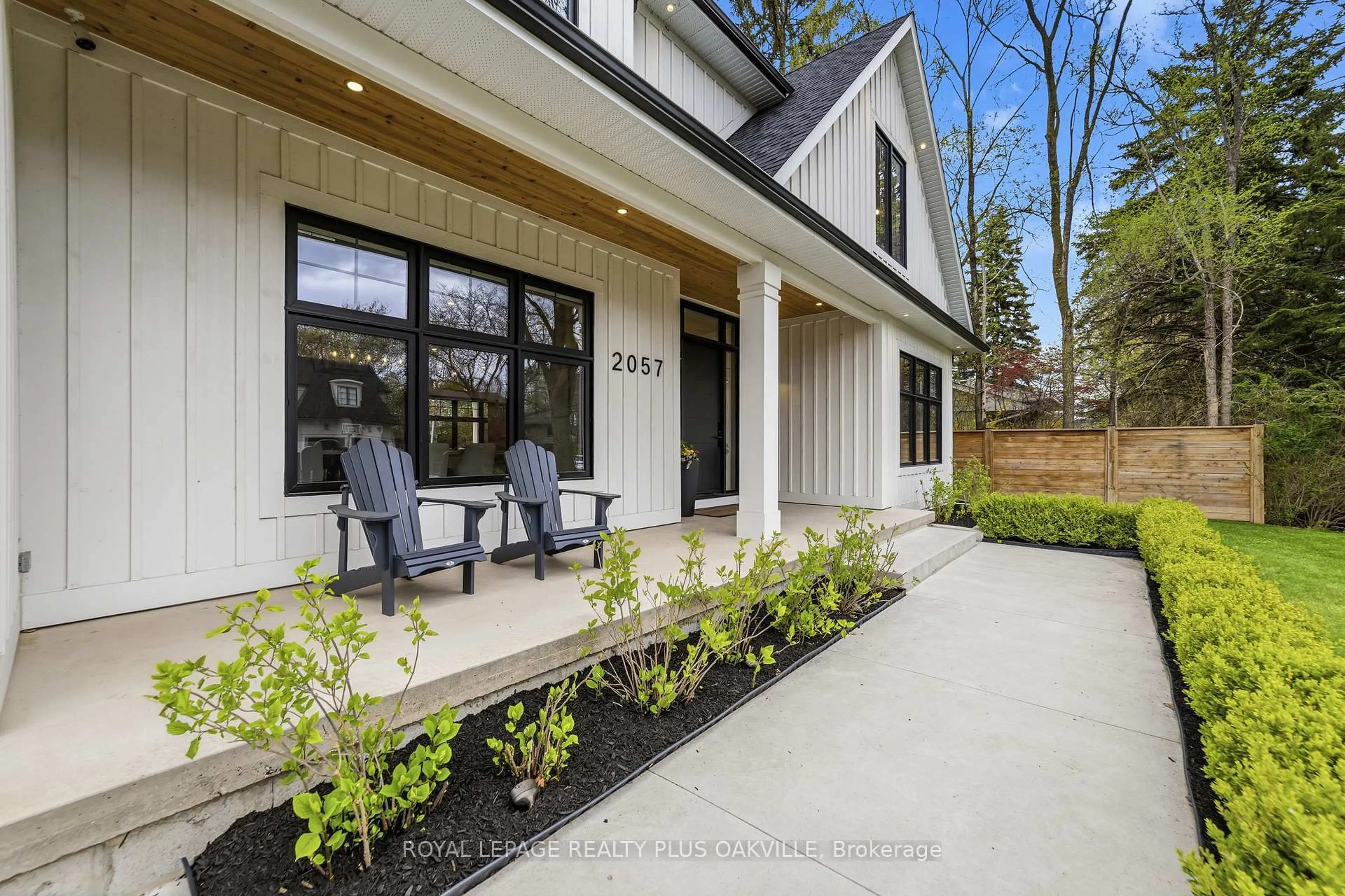 Patio, street for 2057 Salvator Blvd, Oakville Ontario L6L 1M9