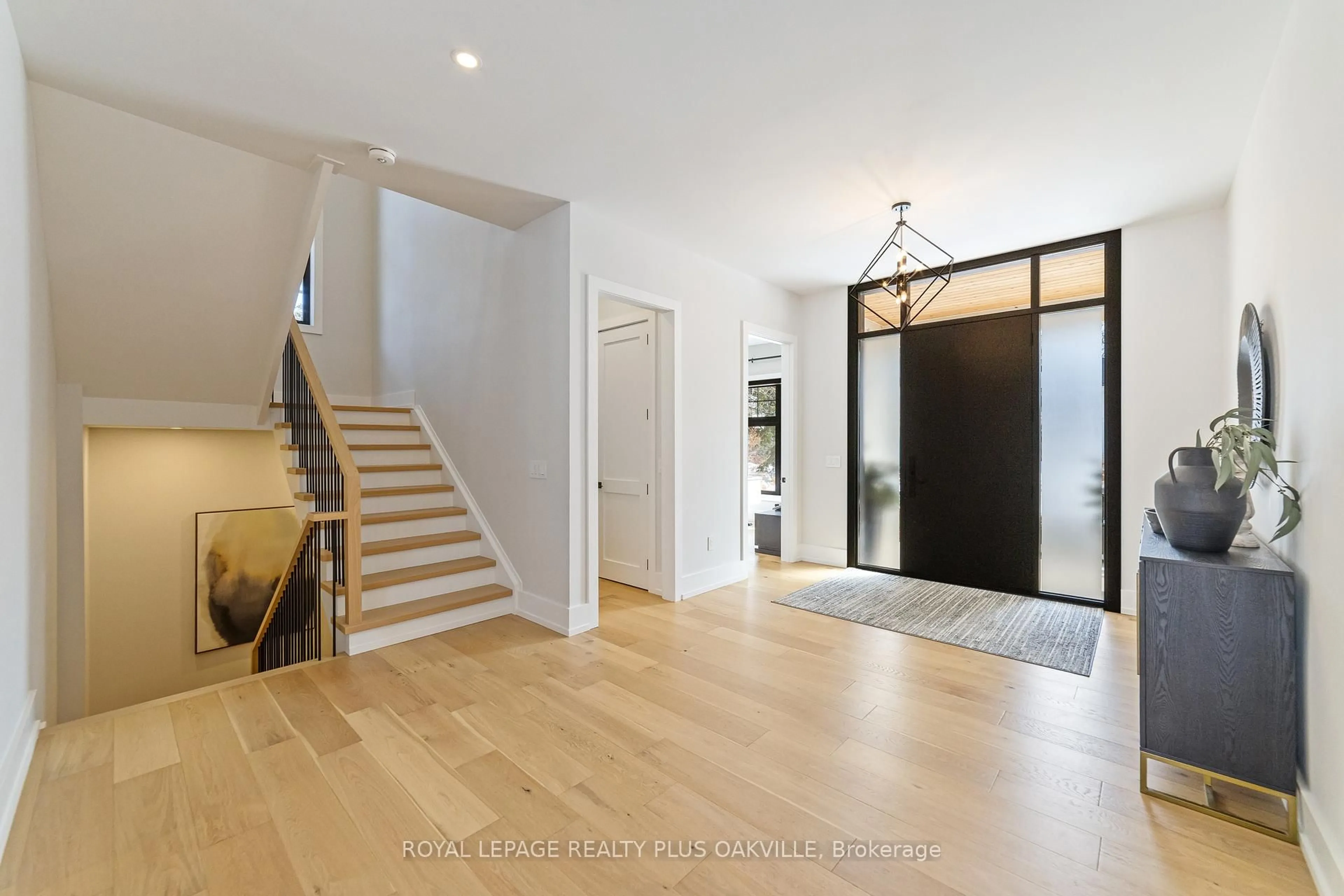 Indoor entryway for 2057 Salvator Blvd, Oakville Ontario L6L 1M9