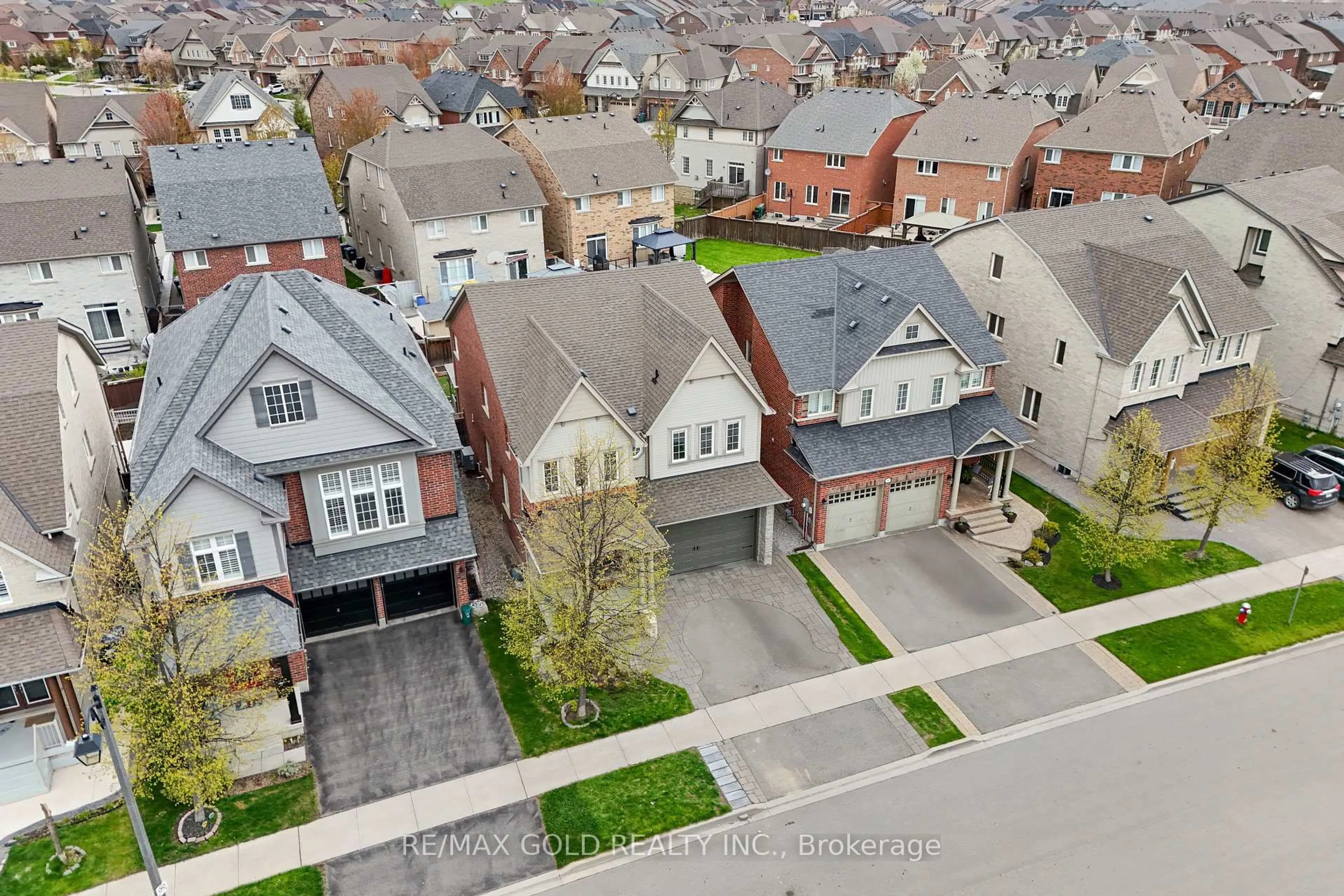 A pic from outside/outdoor area/front of a property/back of a property/a pic from drone, street for 10 Rougebank Ave, Caledon Ontario L7C 3V1