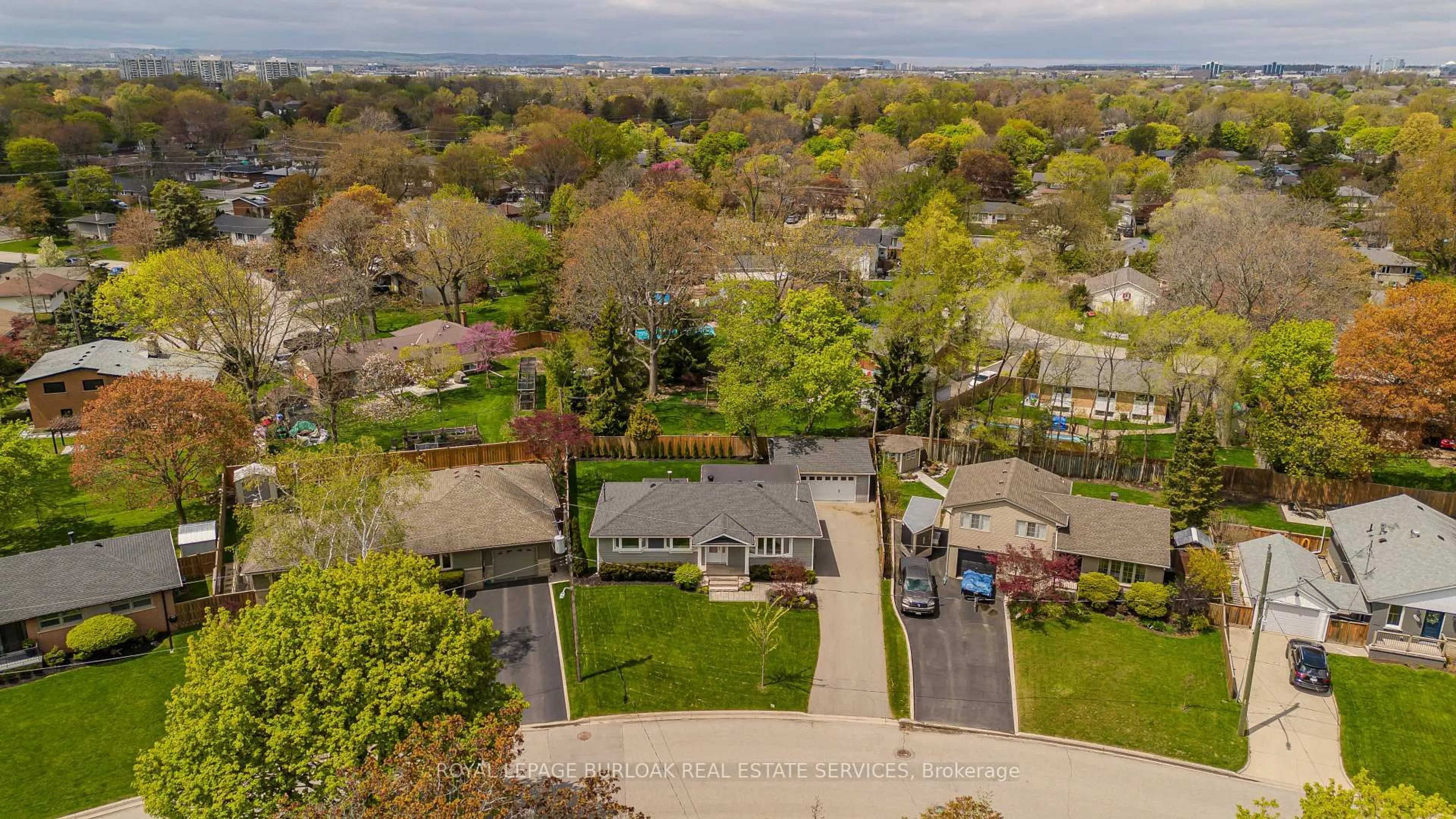 A pic from outside/outdoor area/front of a property/back of a property/a pic from drone, unknown for 5411 Cornwall Cres, Burlington Ontario L7L 3K2