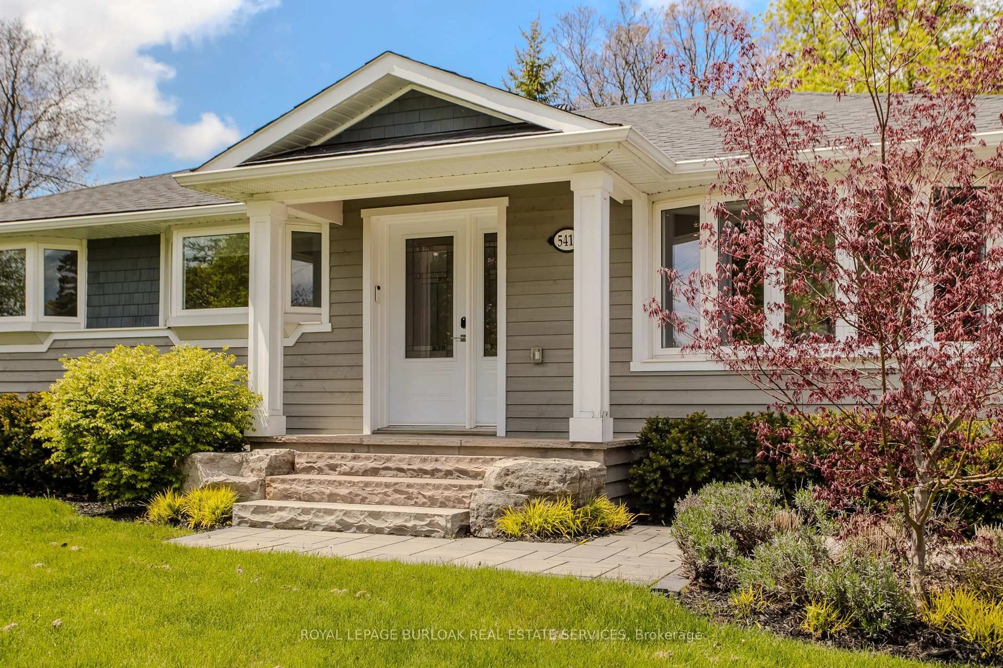 Home with vinyl exterior material, street for 5411 Cornwall Cres, Burlington Ontario L7L 3K2