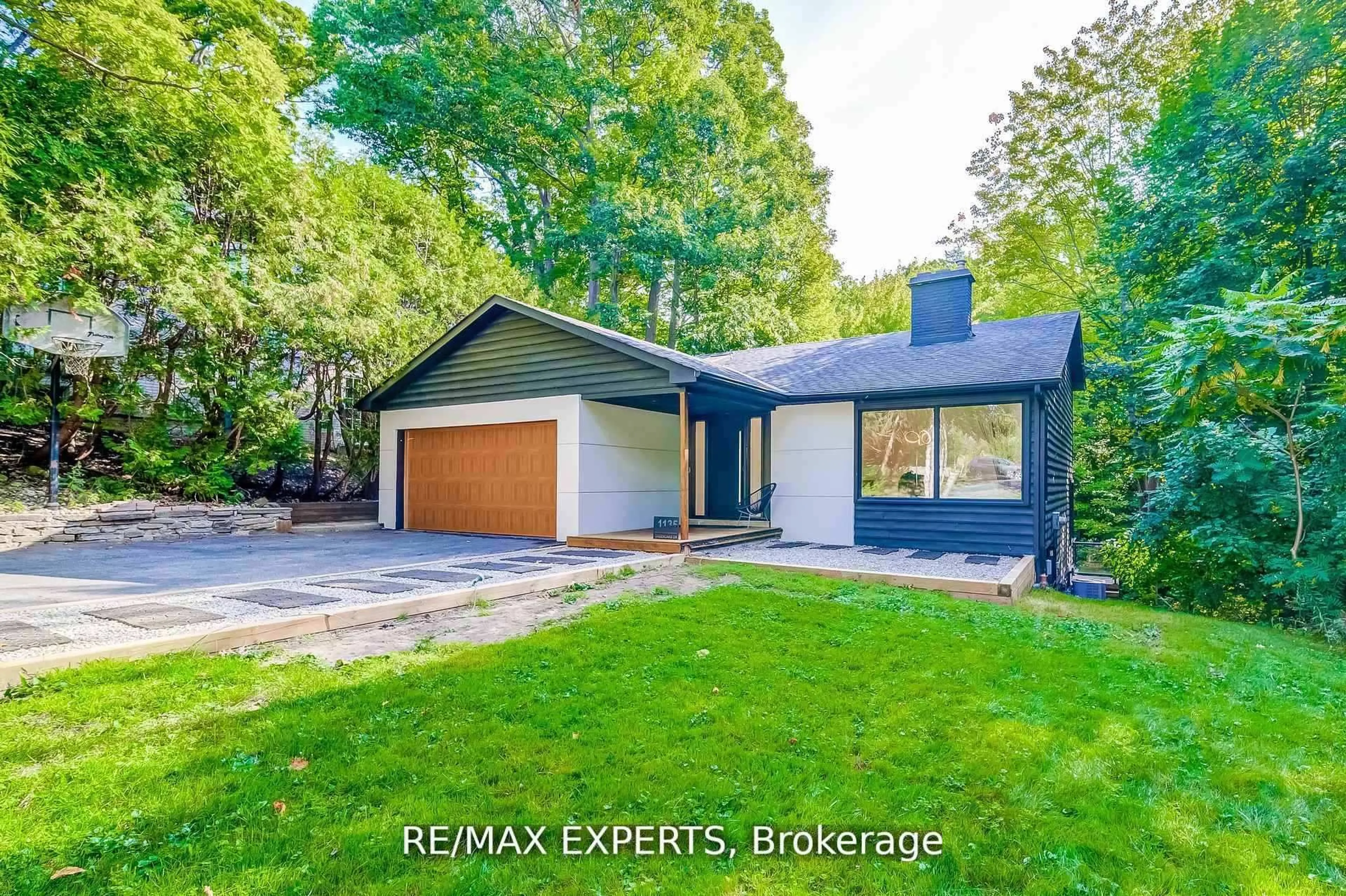 Home with vinyl exterior material, street for 1135 Greenoaks Dr, Mississauga Ontario L5J 3A1