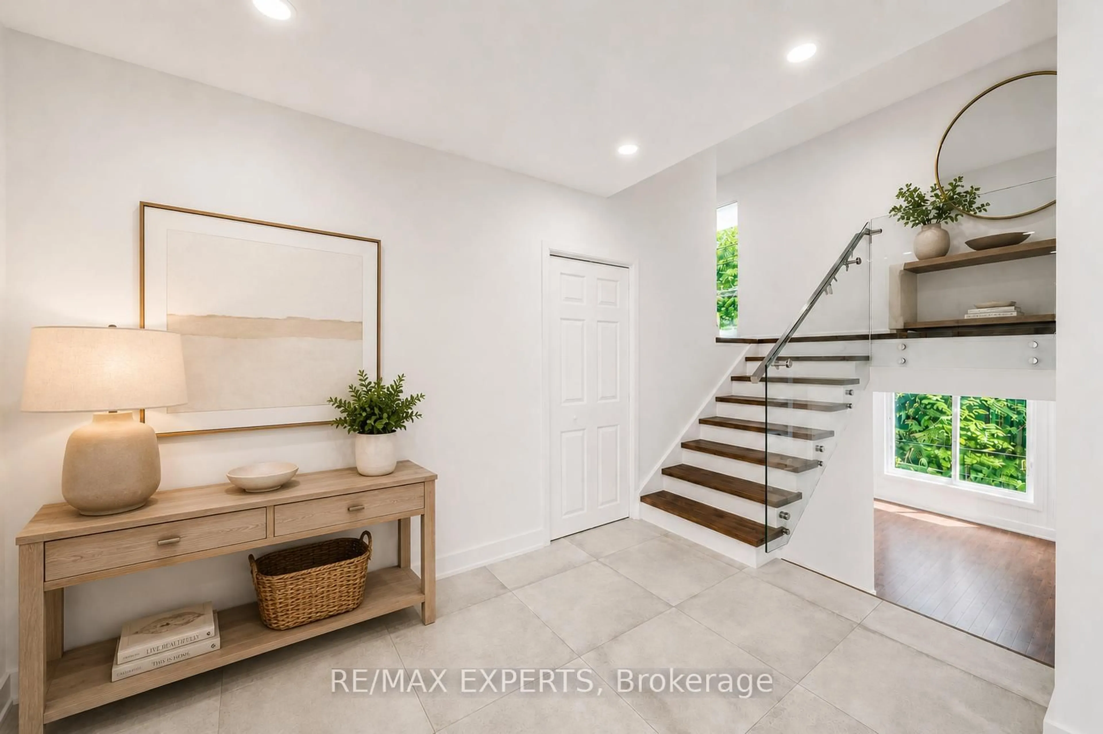 Indoor entryway for 1135 Greenoaks Dr, Mississauga Ontario L5J 3A1