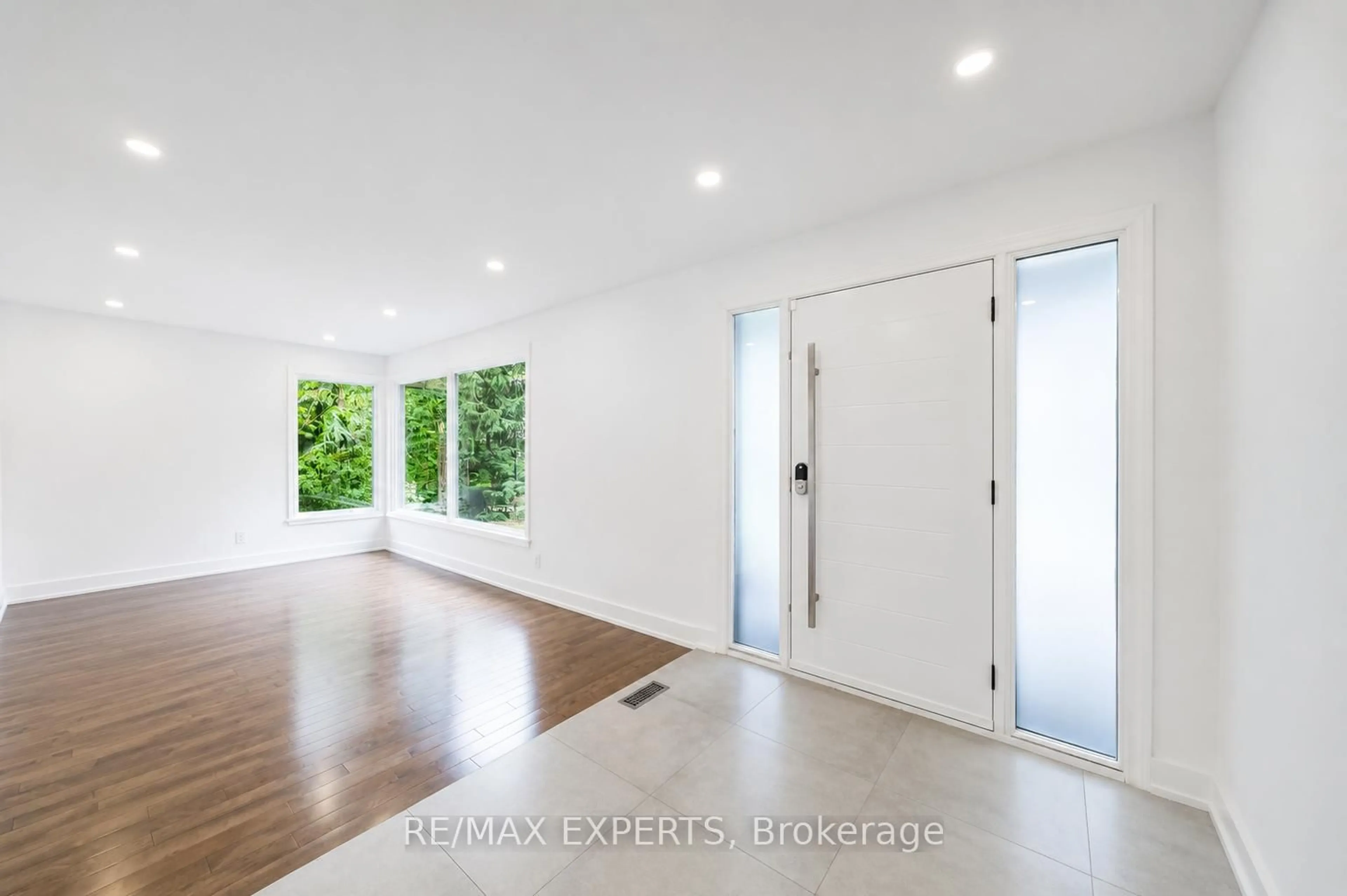 Indoor entryway for 1135 Greenoaks Dr, Mississauga Ontario L5J 3A1
