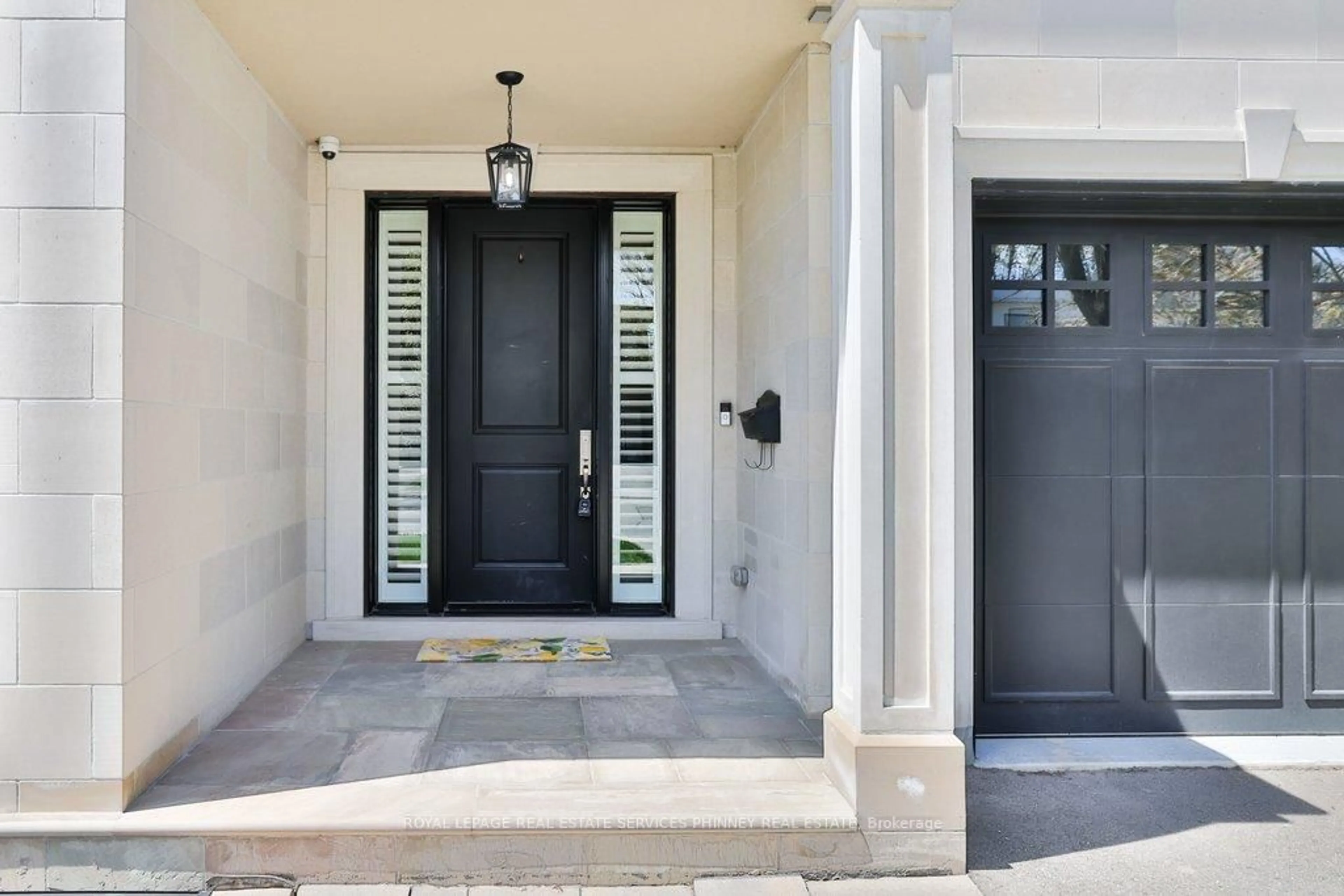 Indoor entryway for 6 Iroquois Ave, Mississauga Ontario L5G 1M6
