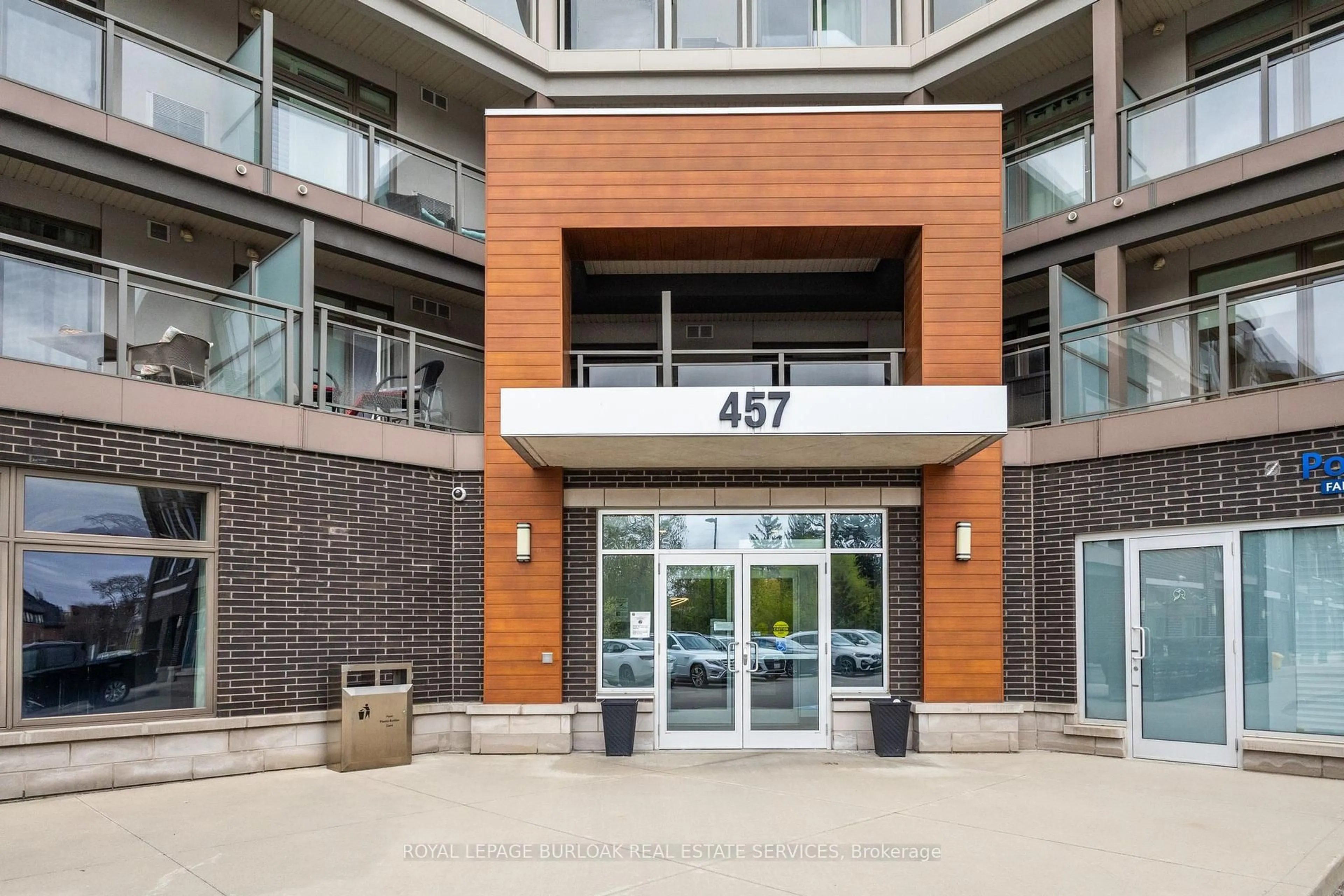 Indoor foyer for 457 Plains Rd #202, Burlington Ontario L7T 0B8