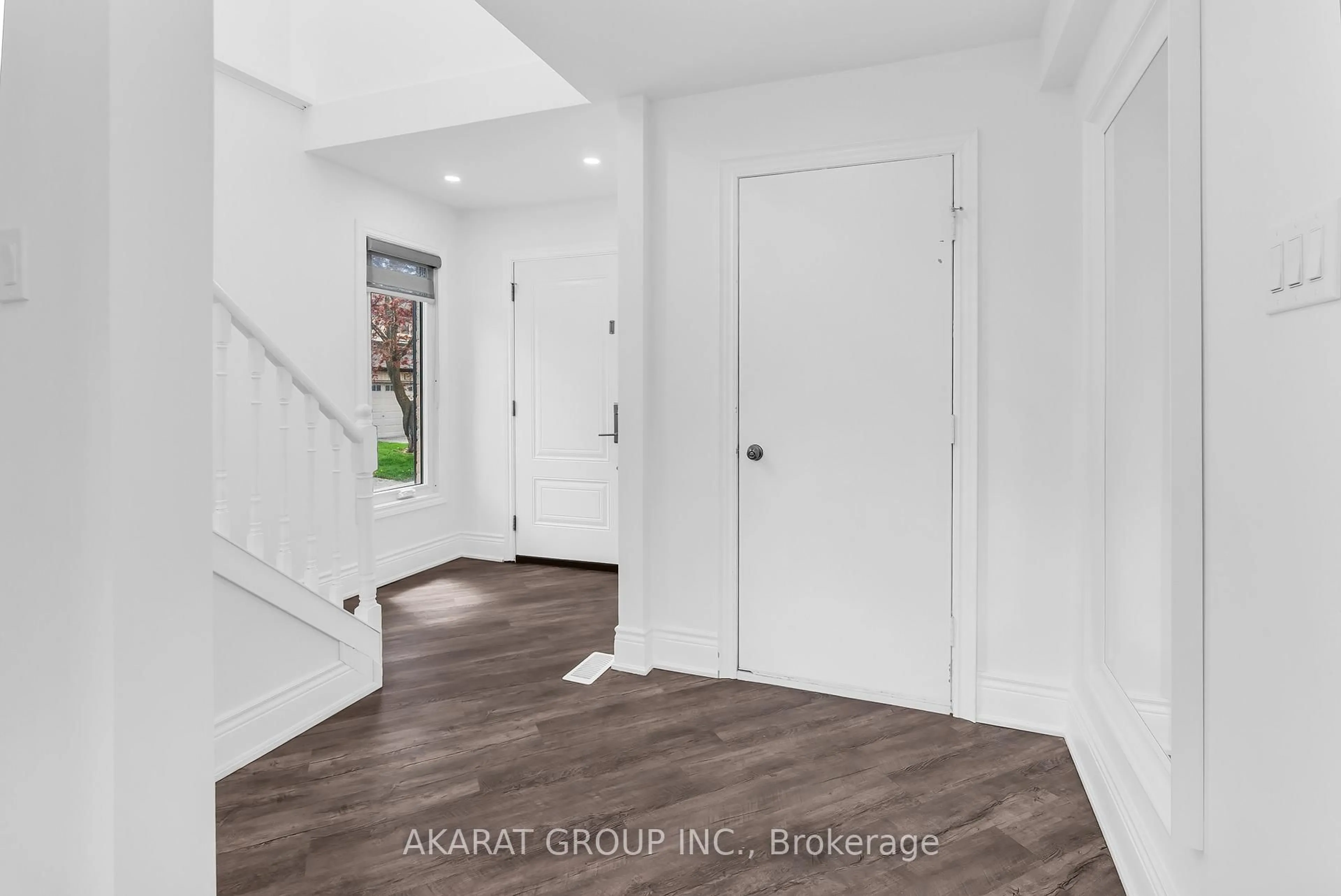 Indoor entryway for 3500 South Millway #27, Mississauga Ontario L5L 3T8