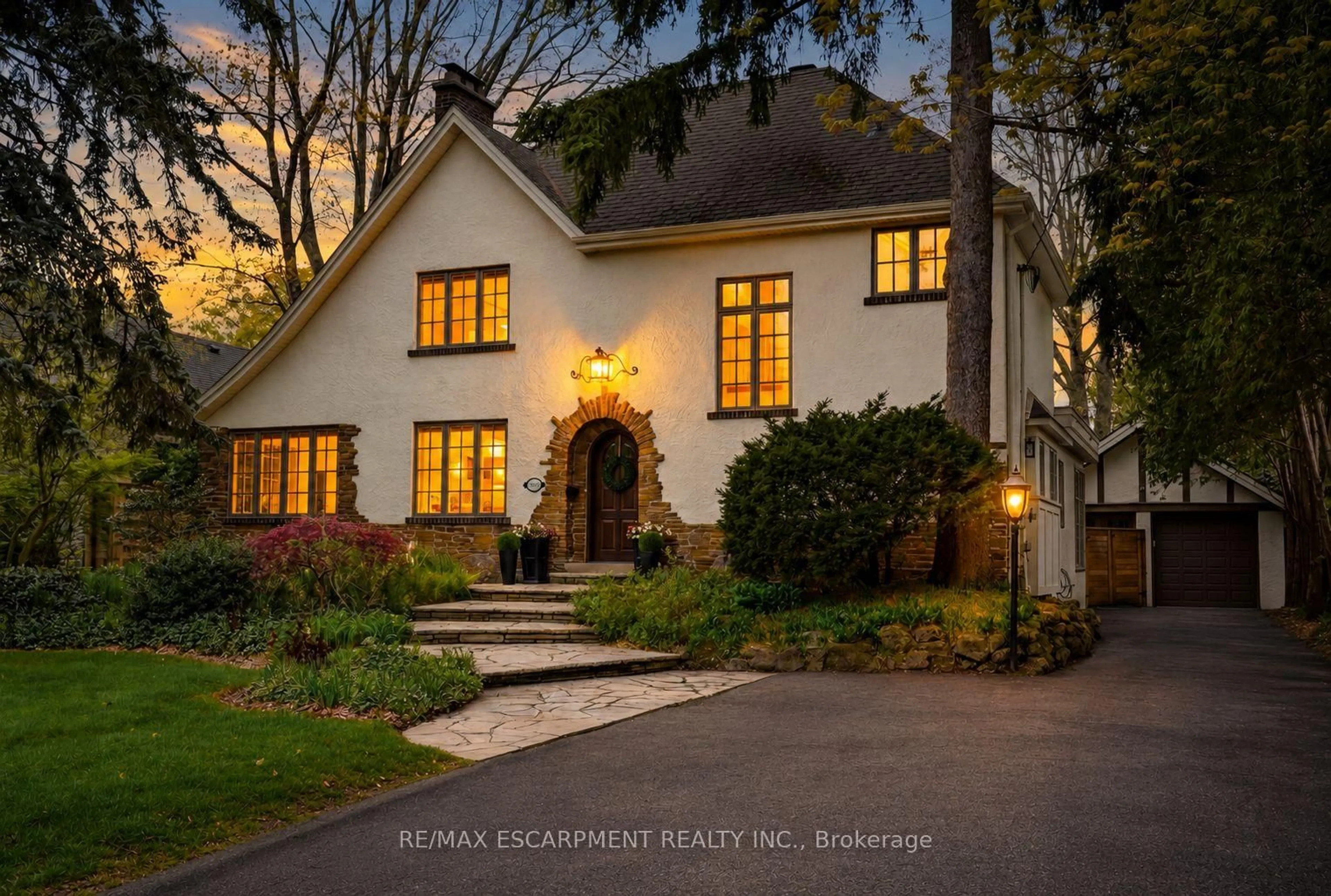 Home with brick exterior material, street for 3081 Balmoral Ave, Burlington Ontario L7N 1E5