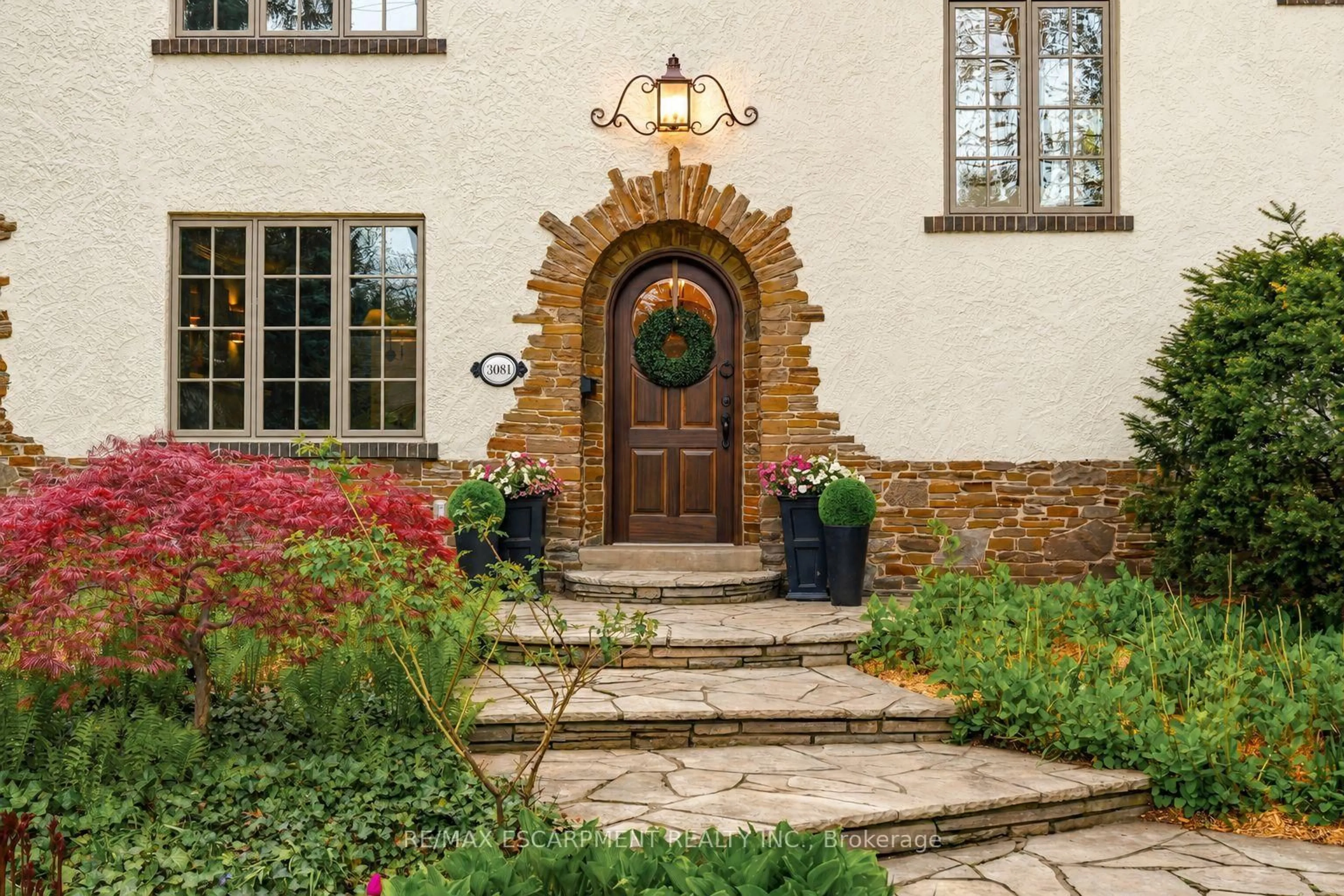 Indoor entryway for 3081 Balmoral Ave, Burlington Ontario L7N 1E5