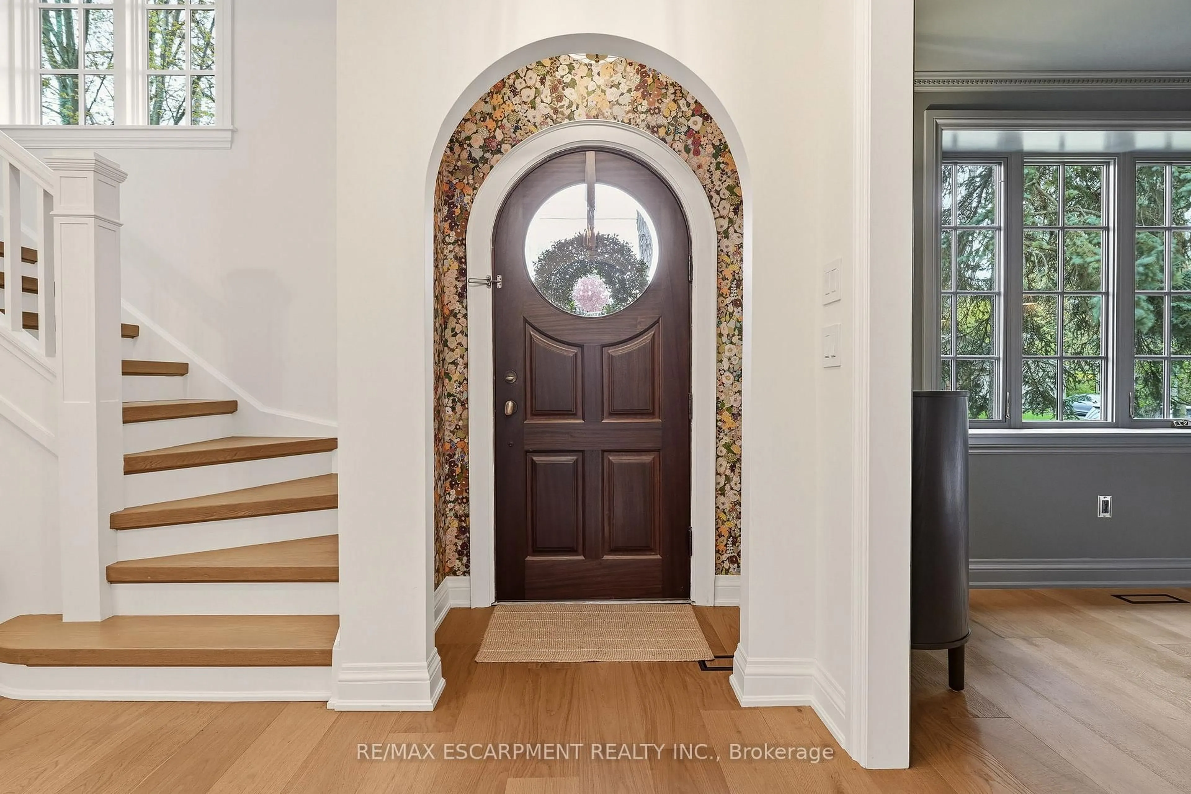 Indoor entryway for 3081 Balmoral Ave, Burlington Ontario L7N 1E5