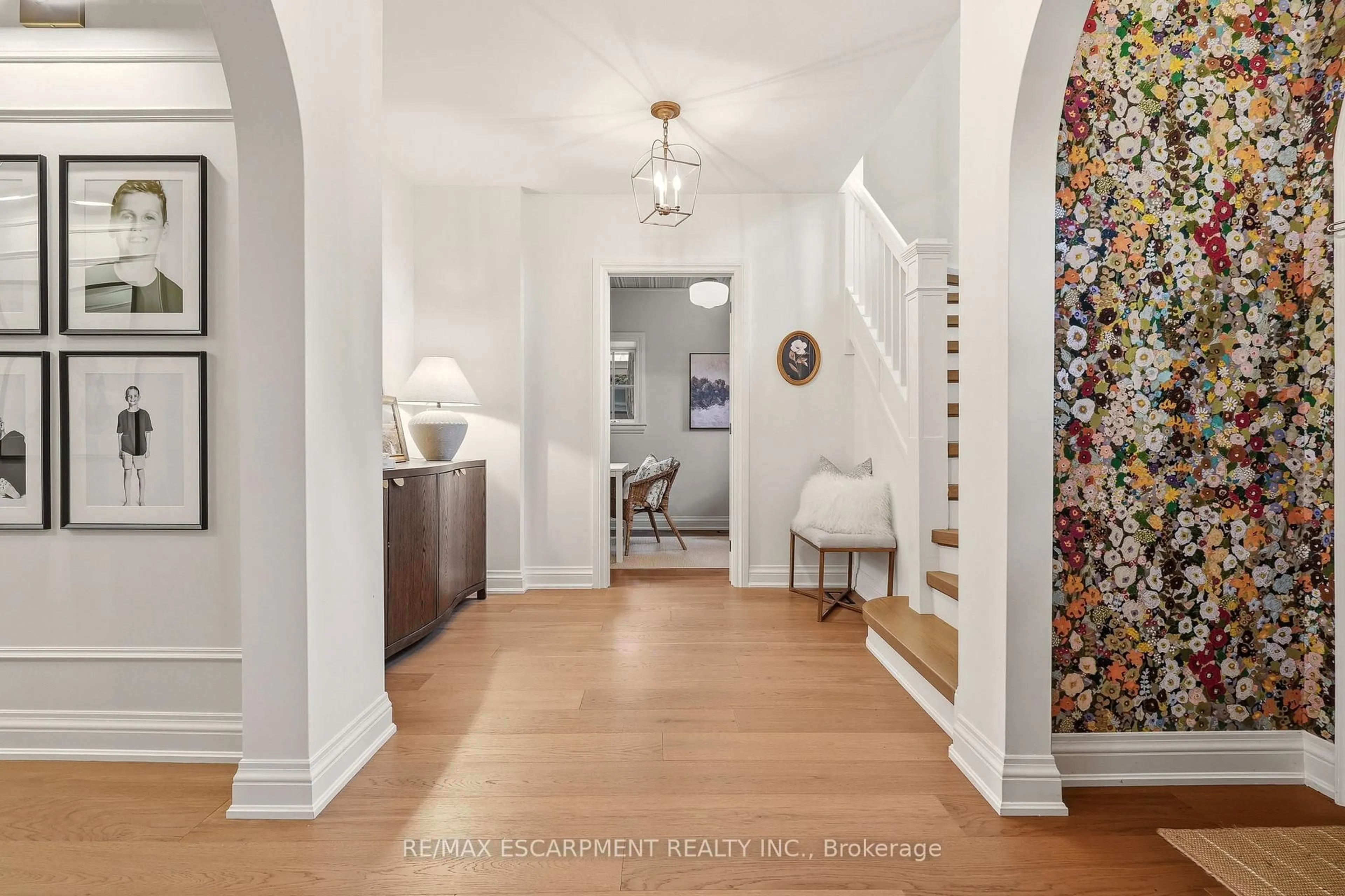 Indoor entryway for 3081 Balmoral Ave, Burlington Ontario L7N 1E5