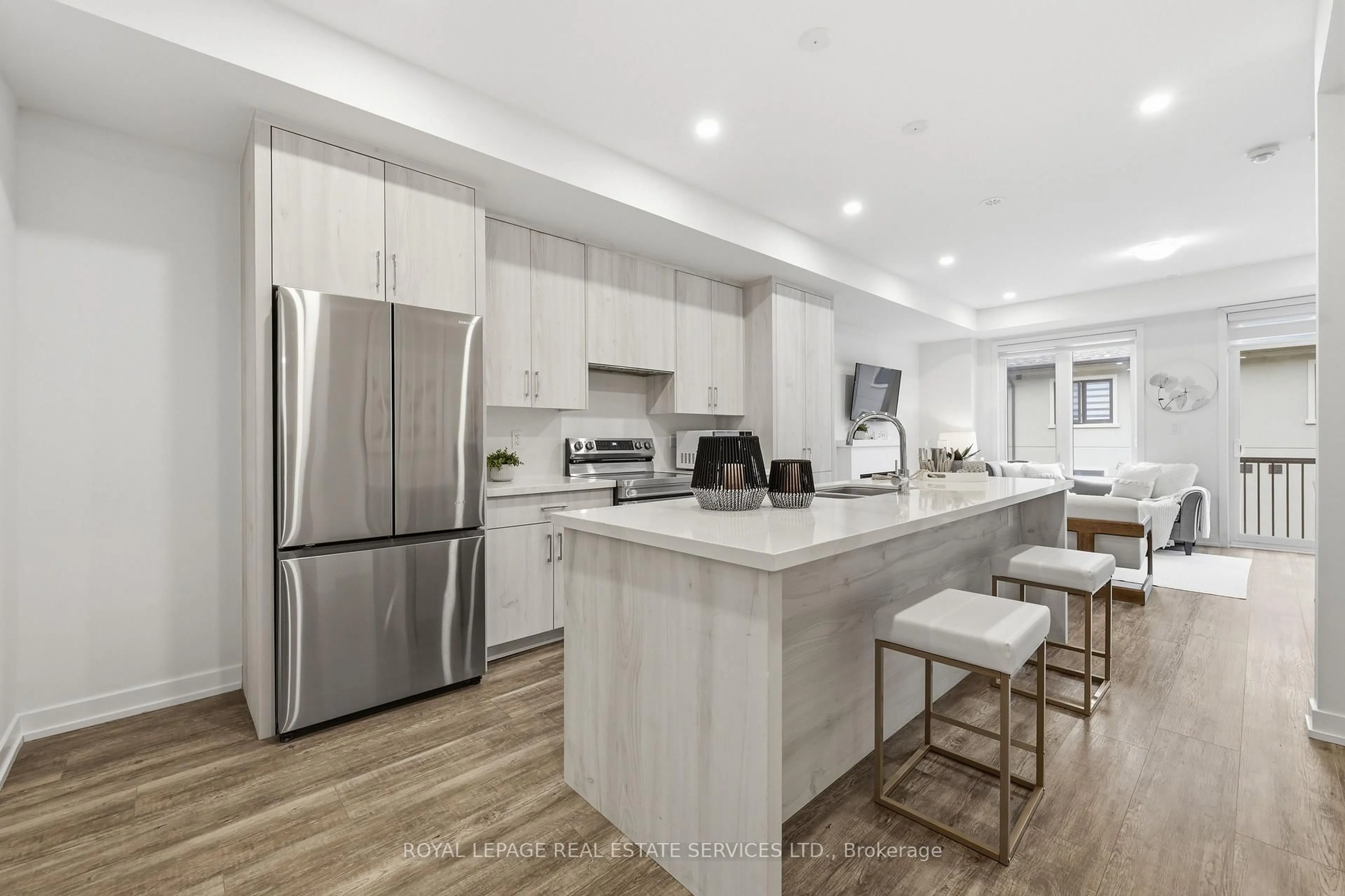 Open concept kitchen, unknown for 1340 Kaniv St, Oakville Ontario L6M 5R3