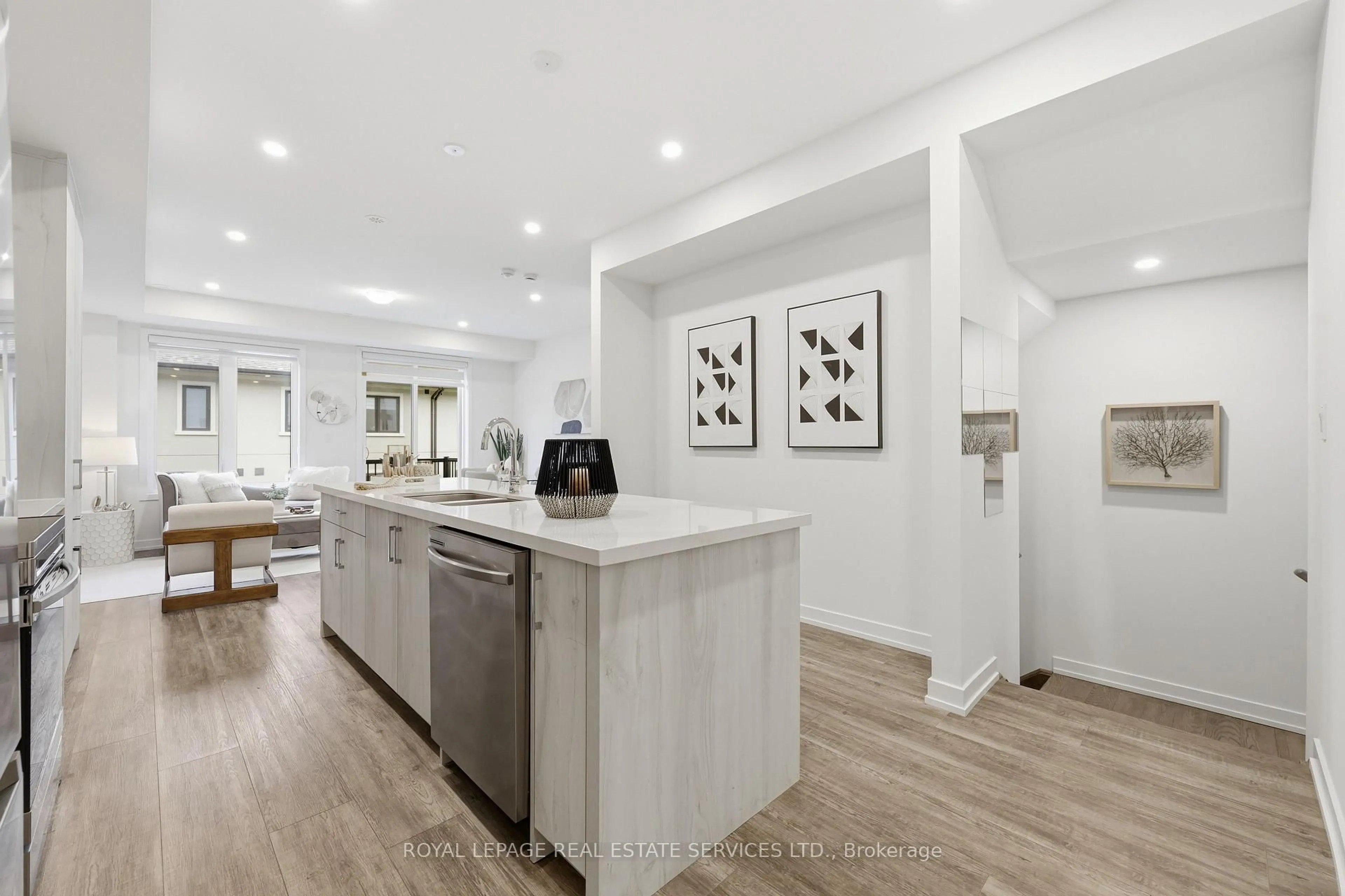 Open concept kitchen, ceramic/tile floor for 1340 Kaniv St, Oakville Ontario L6M 5R3