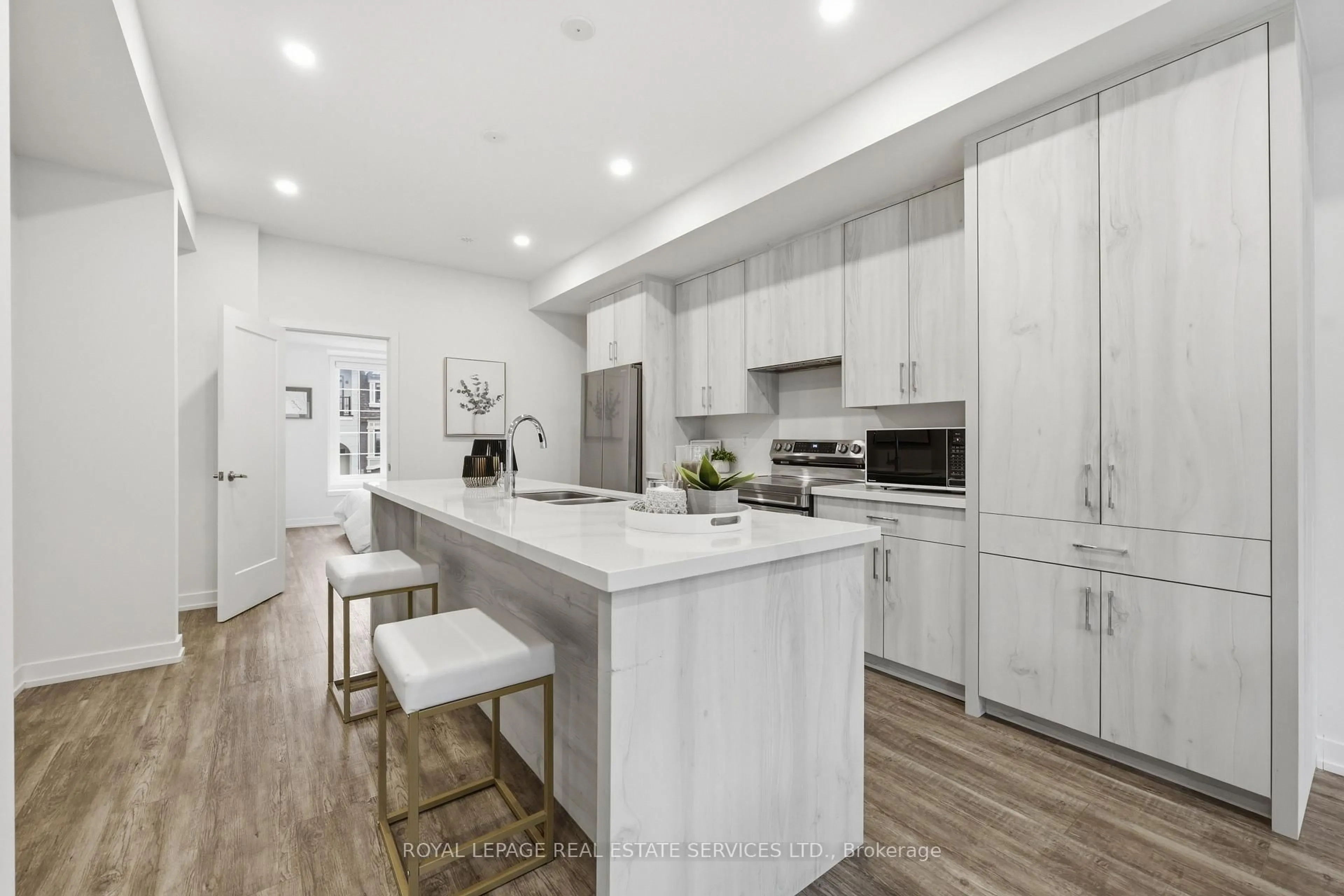 Open concept kitchen, unknown for 1340 Kaniv St, Oakville Ontario L6M 5R3