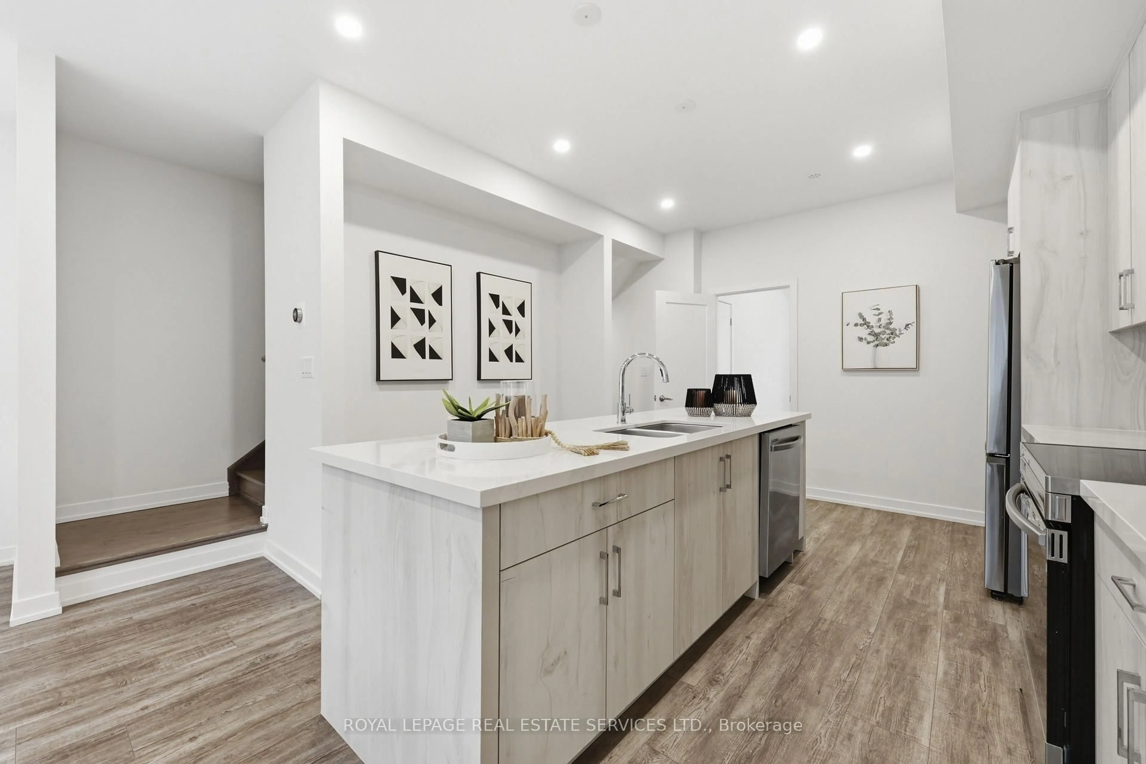 Open concept kitchen, unknown for 1340 Kaniv St, Oakville Ontario L6M 5R3