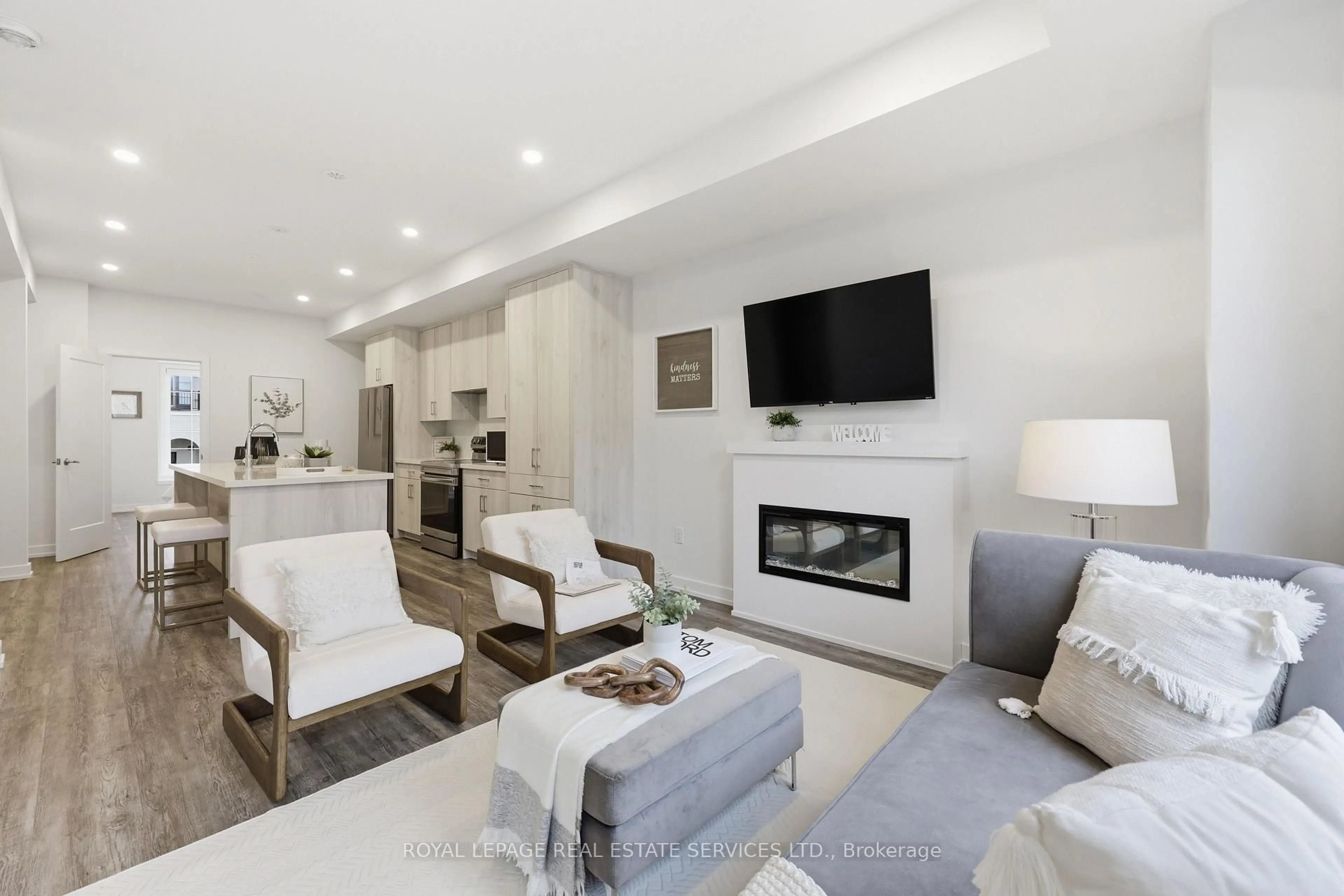 Living room with furniture, unknown for 1340 Kaniv St, Oakville Ontario L6M 5R3