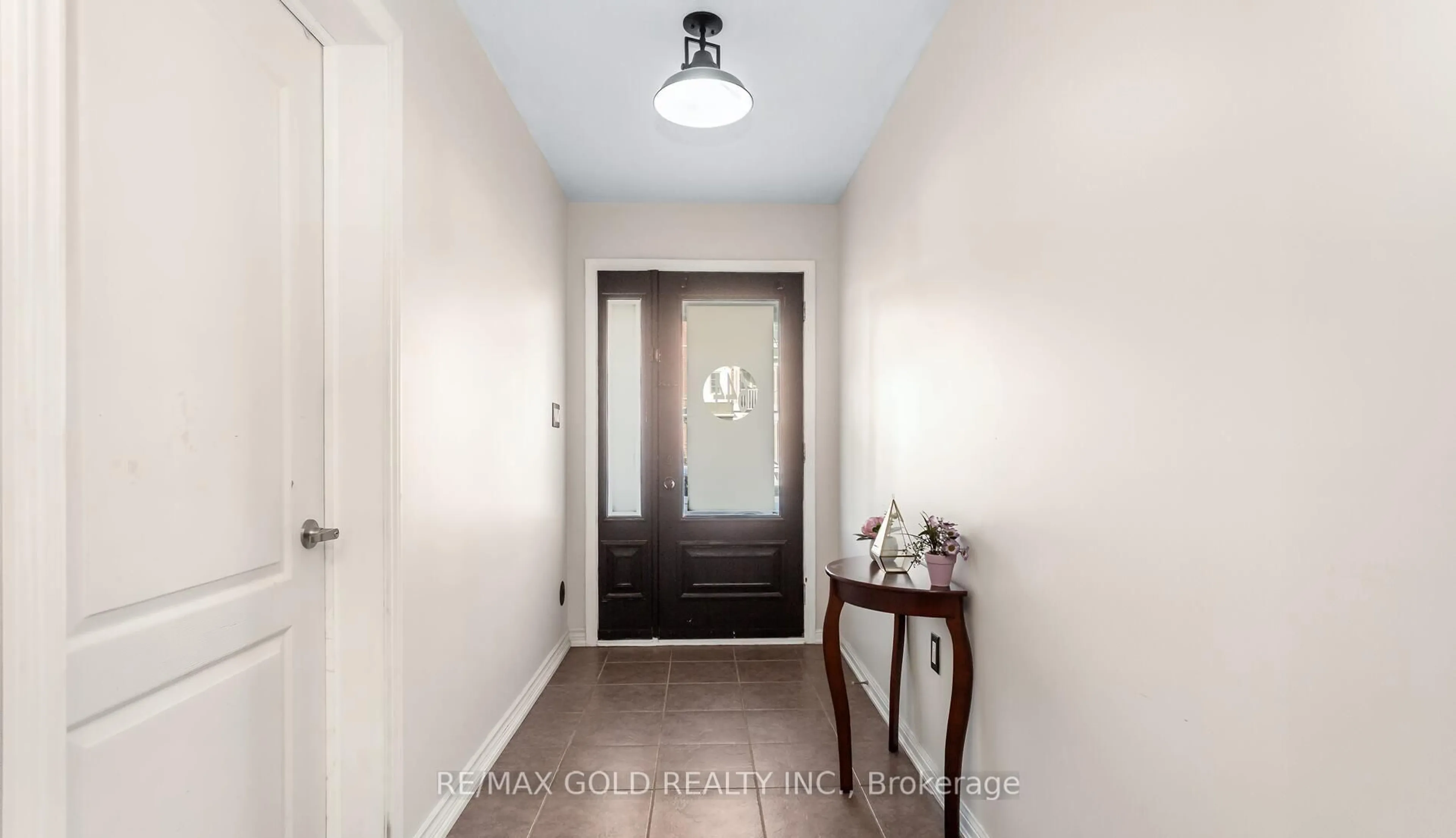Indoor entryway for 644 Scott Blvd, Milton Ontario L9T 0P2