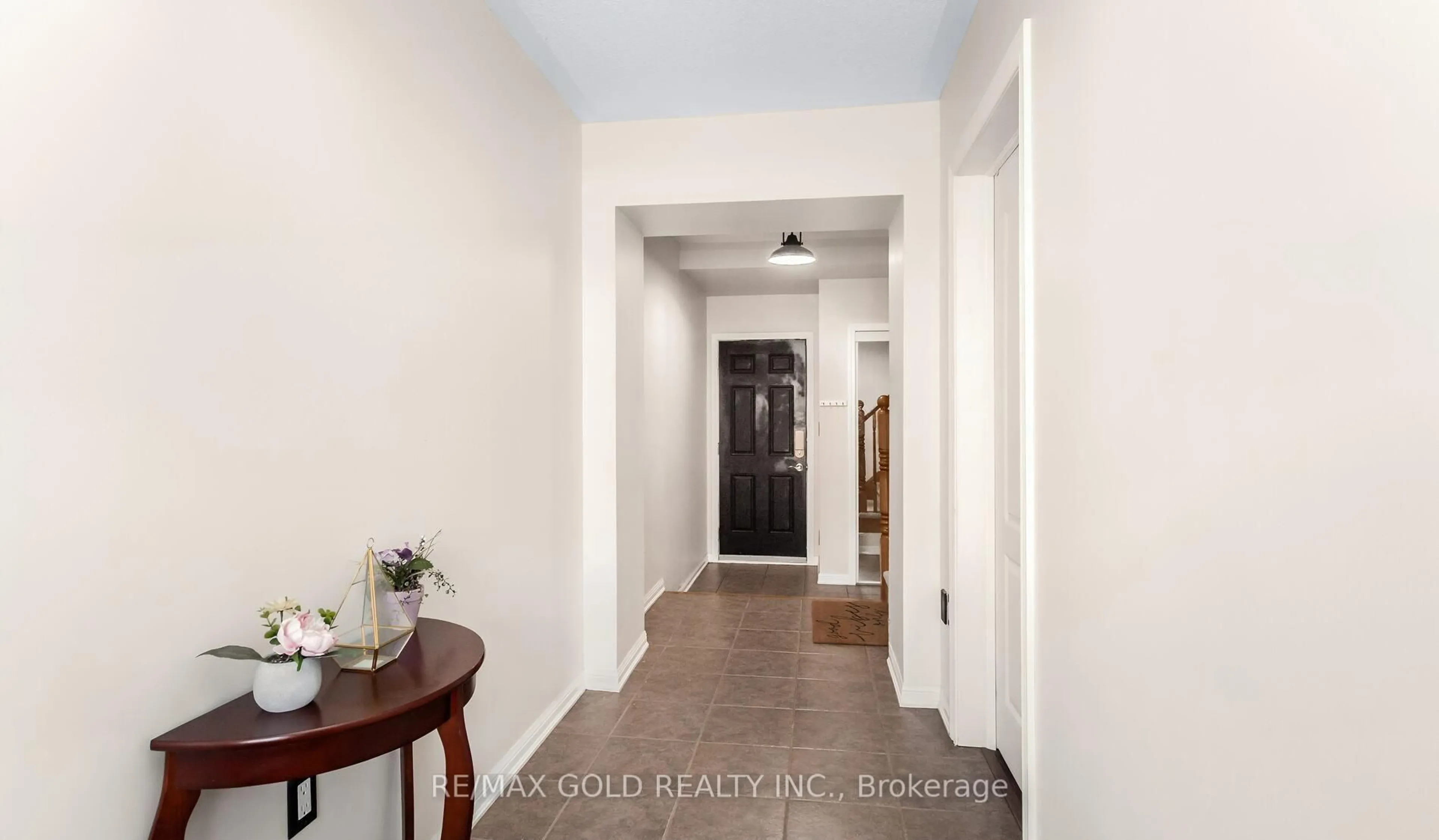 Indoor entryway for 644 Scott Blvd, Milton Ontario L9T 0P2