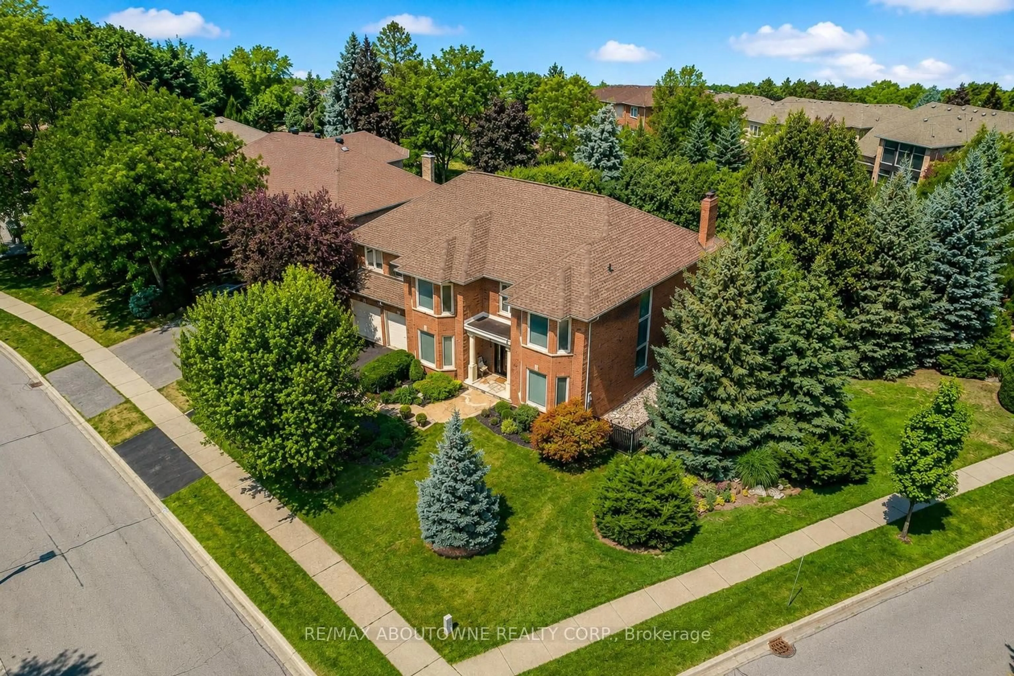 A pic from outside/outdoor area/front of a property/back of a property/a pic from drone, street for 1471 The Links Dr, Oakville Ontario L6M 2P2
