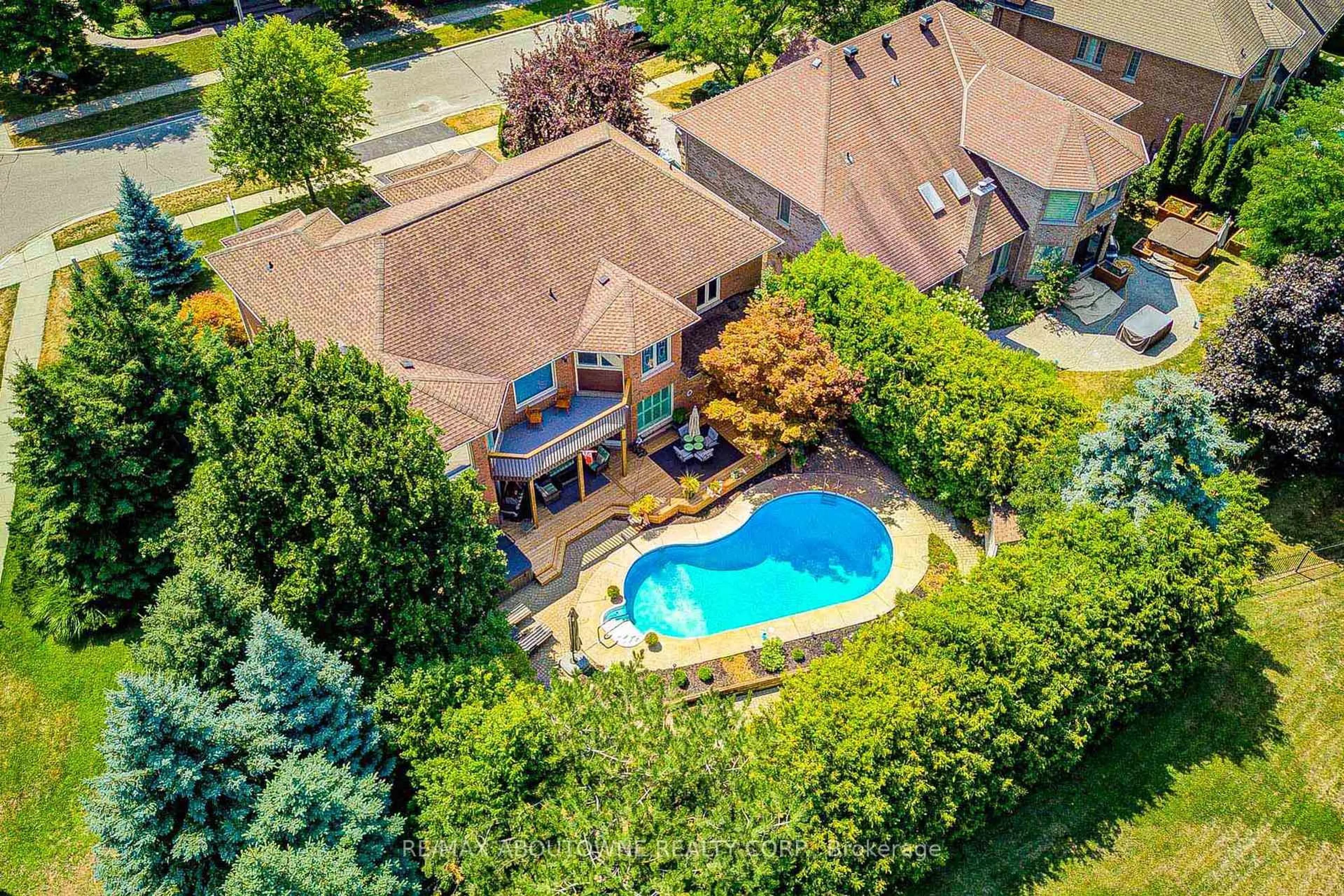 A pic from outside/outdoor area/front of a property/back of a property/a pic from drone, street for 1471 The Links Dr, Oakville Ontario L6M 2P2