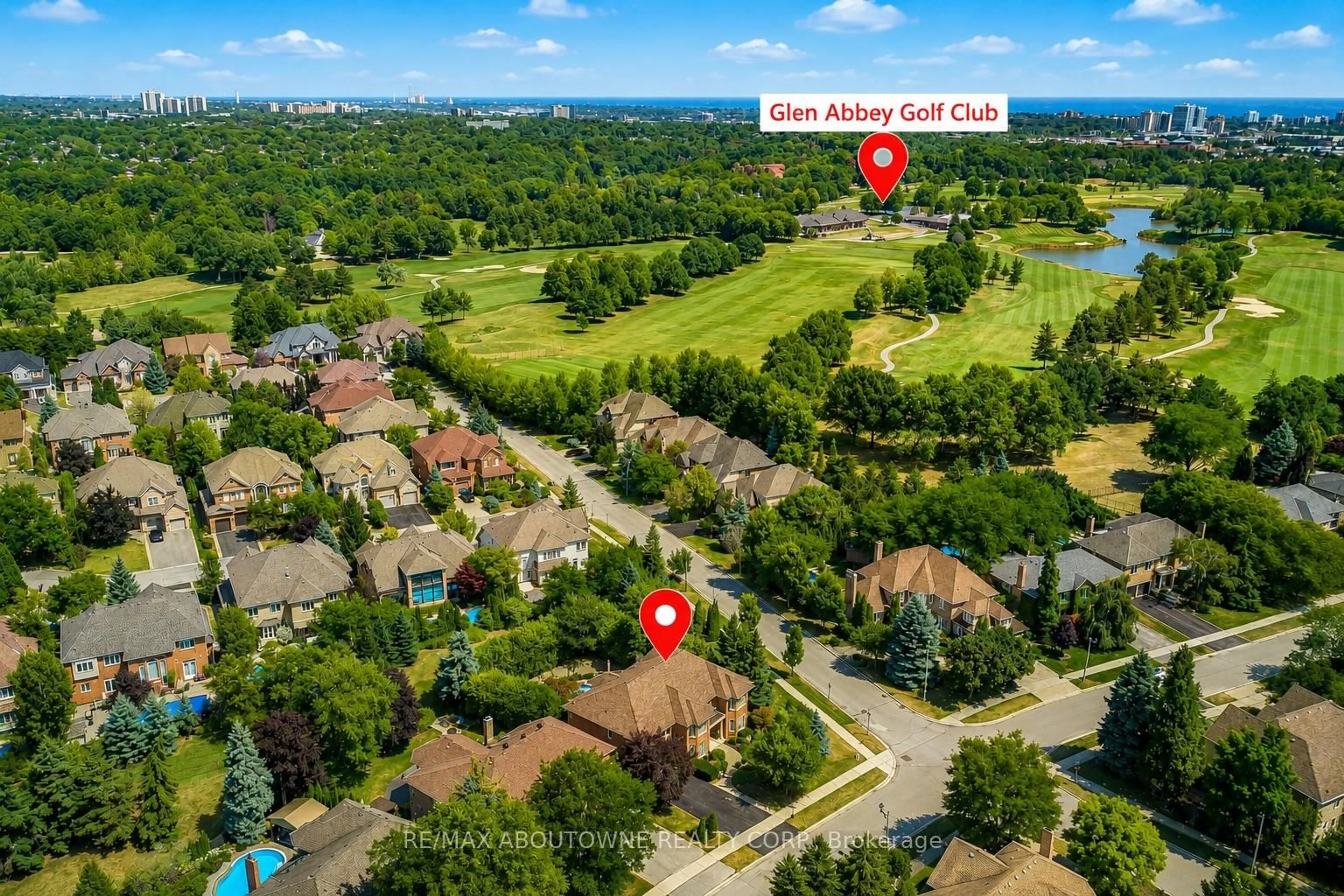 A pic from outside/outdoor area/front of a property/back of a property/a pic from drone, street for 1471 The Links Dr, Oakville Ontario L6M 2P2