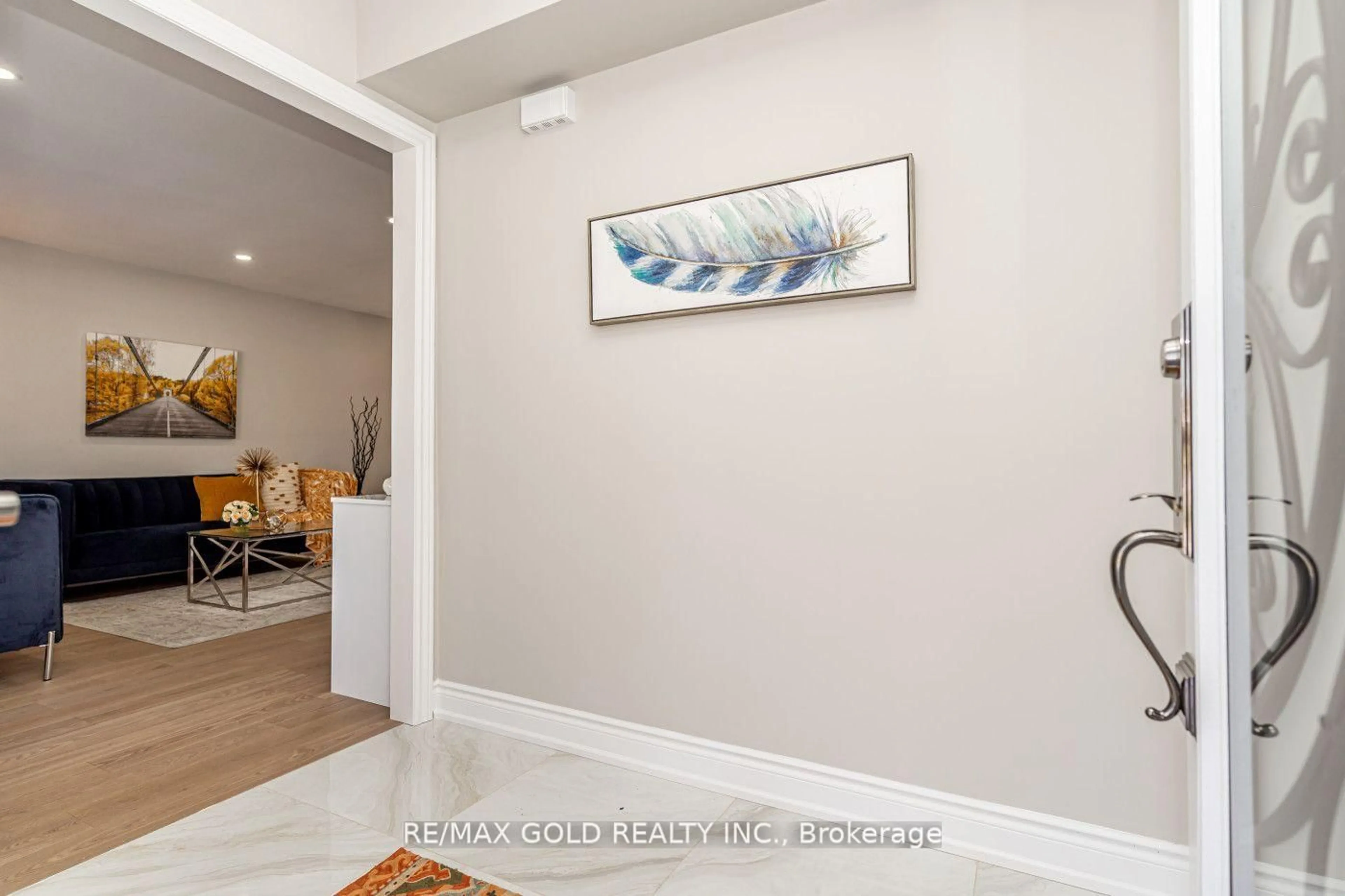 Indoor entryway for 48 Malcolm Cres, Brampton Ontario L6S 3C8