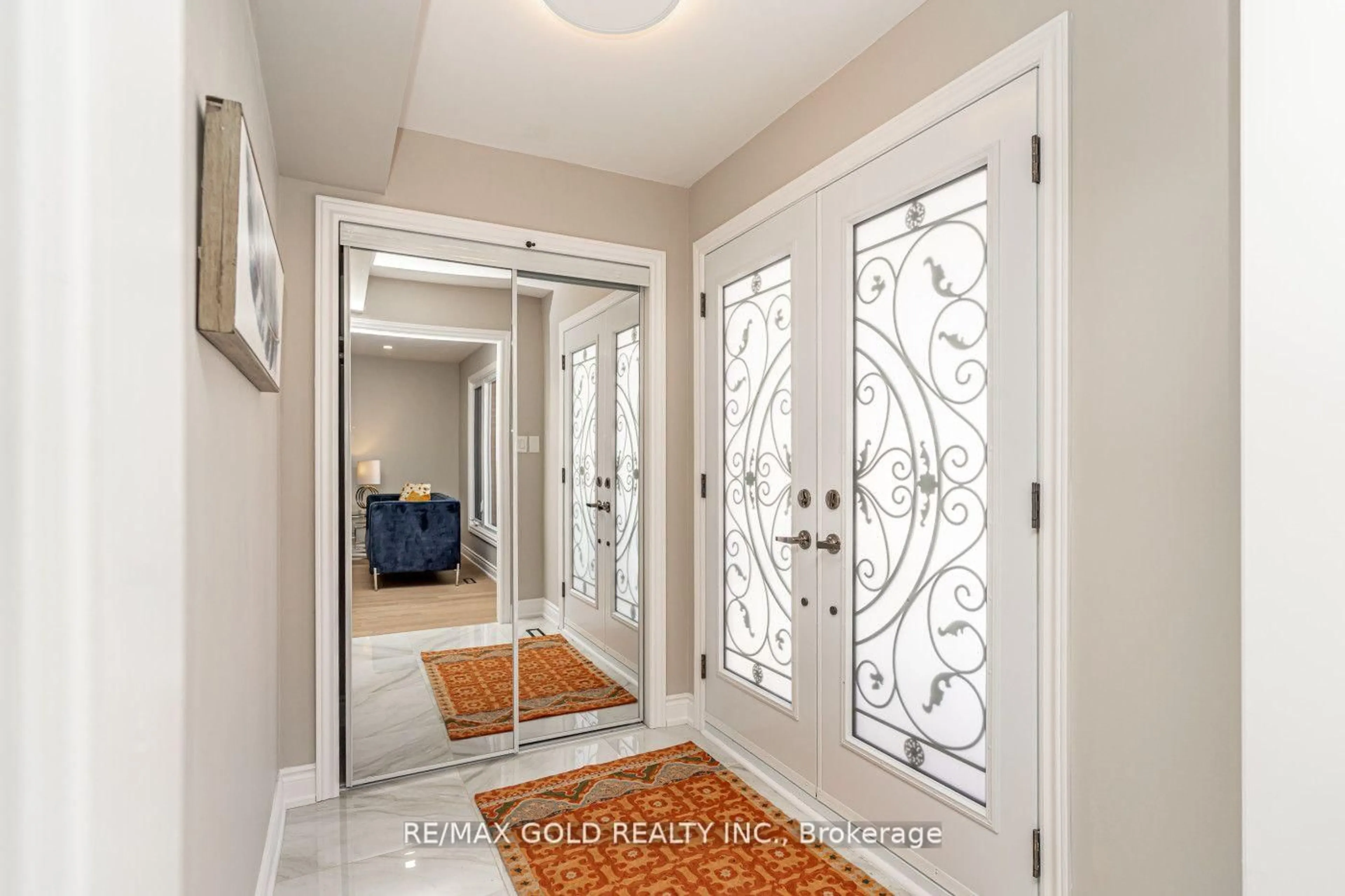 Indoor entryway for 48 Malcolm Cres, Brampton Ontario L6S 3C8
