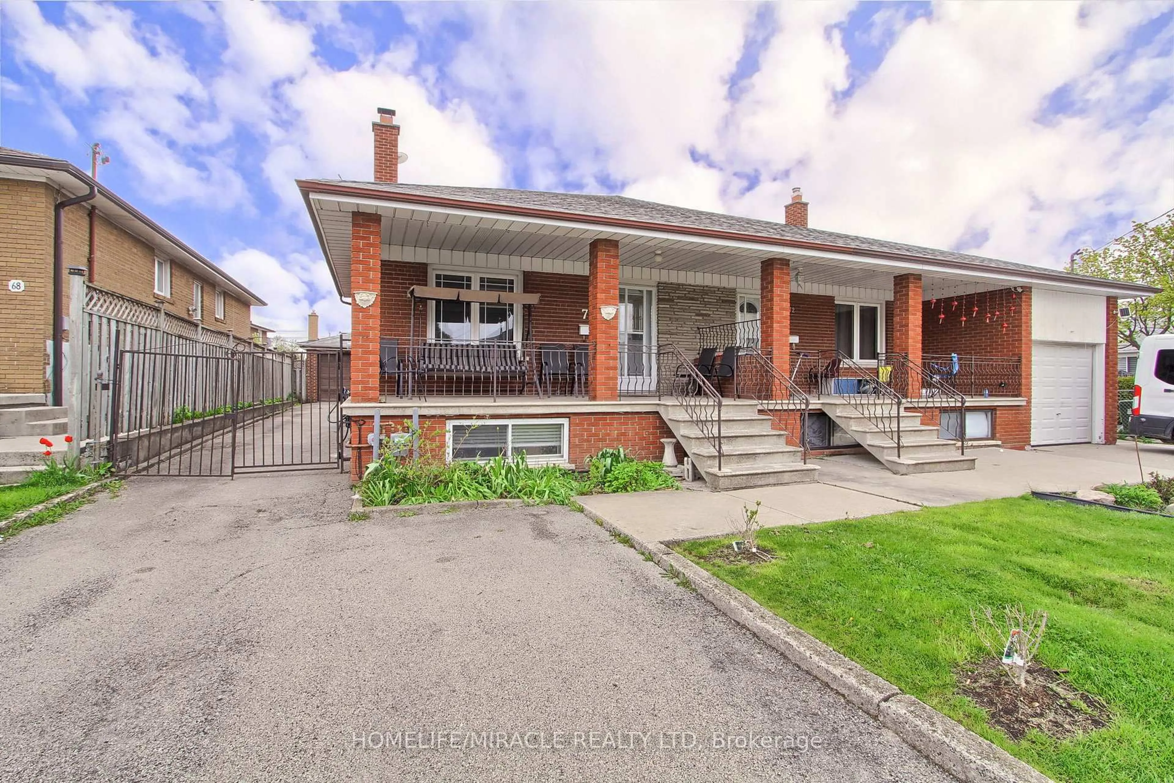 A pic from outside/outdoor area/front of a property/back of a property/a pic from drone, street for 70 Dolores Rd, Toronto Ontario M3L 2A9