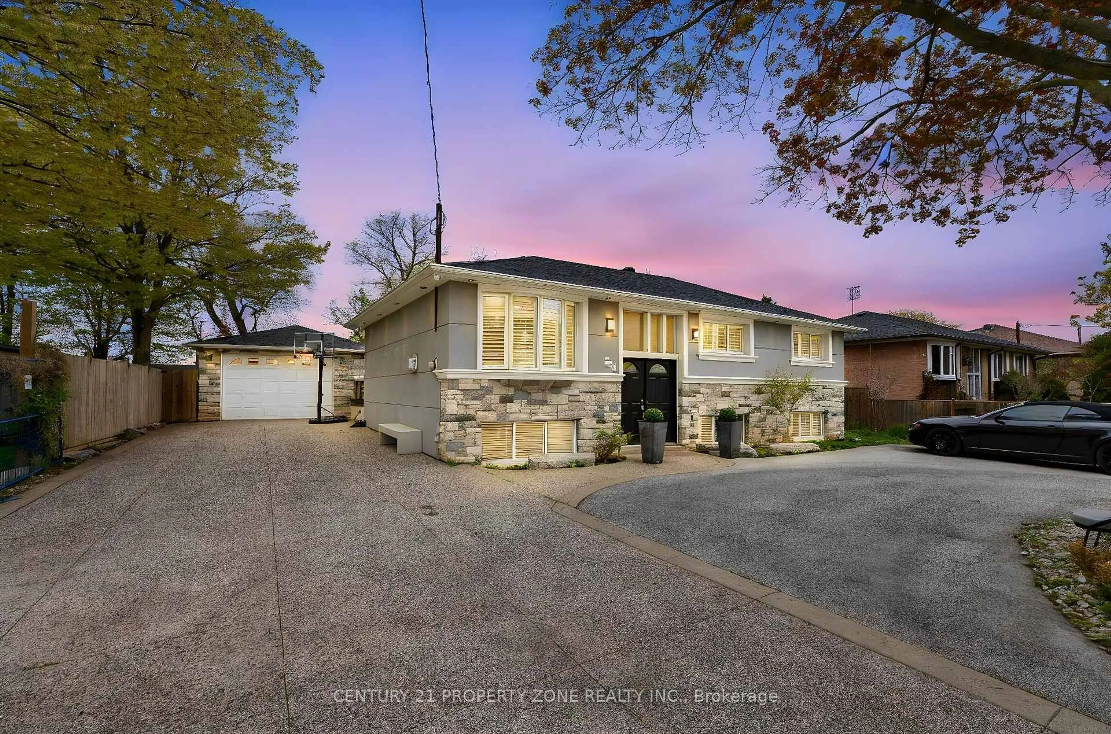 A pic from outside/outdoor area/front of a property/back of a property/a pic from drone, street for 547 Pinegrove Rd, Oakville Ontario L6K 2C2