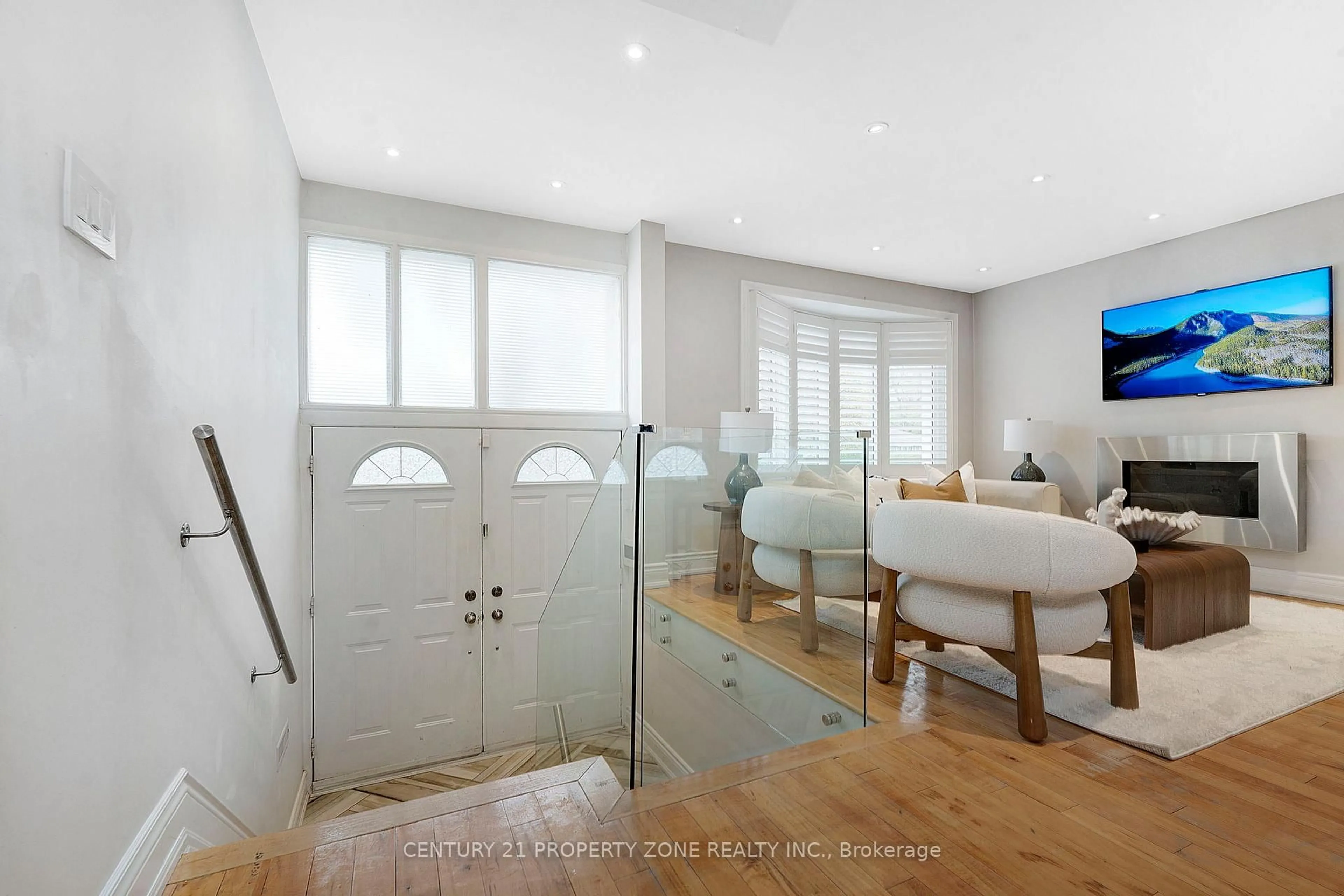 Indoor entryway for 547 Pinegrove Rd, Oakville Ontario L6K 2C2