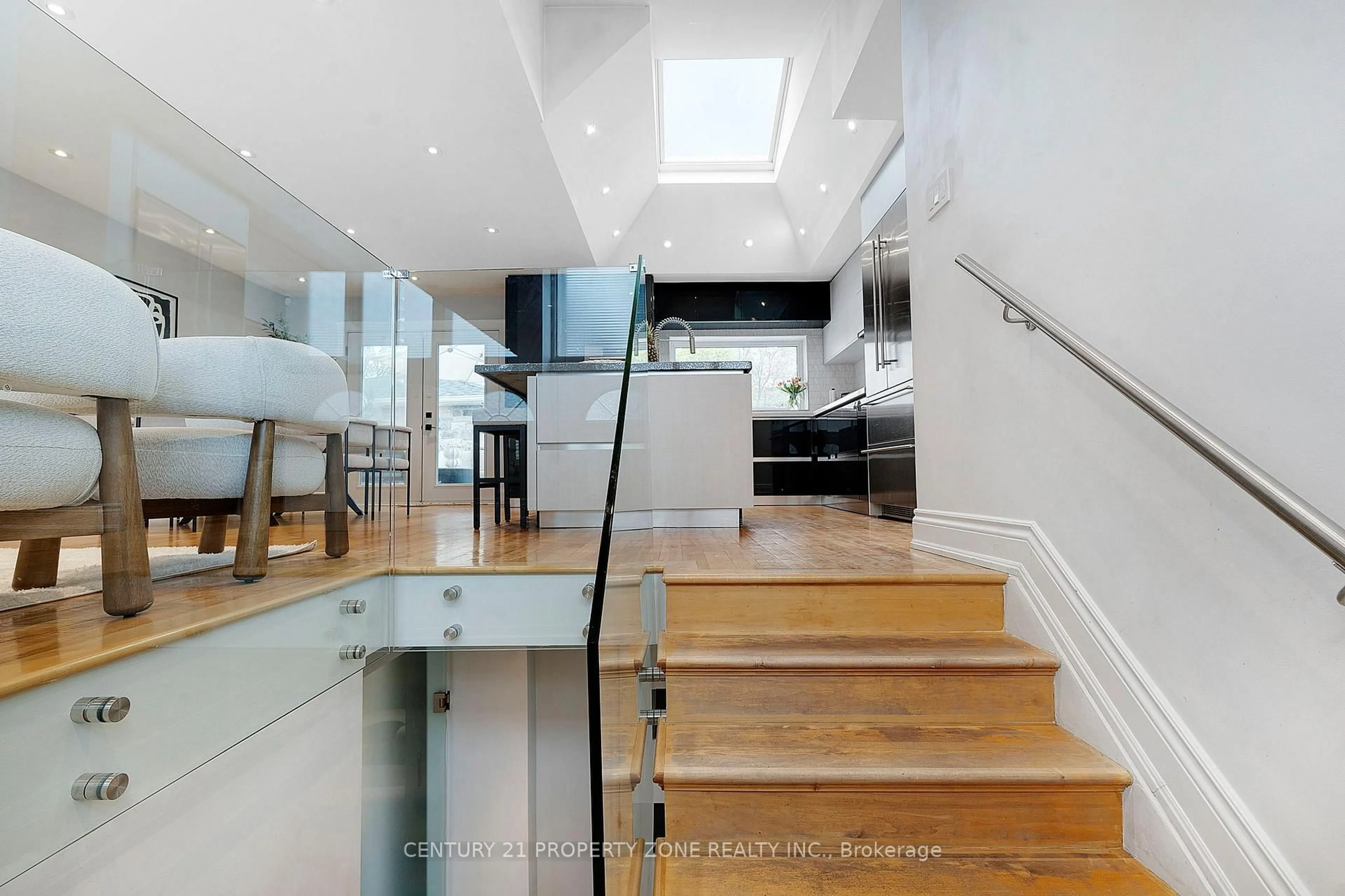 Stairs for 547 Pinegrove Rd, Oakville Ontario L6K 2C2