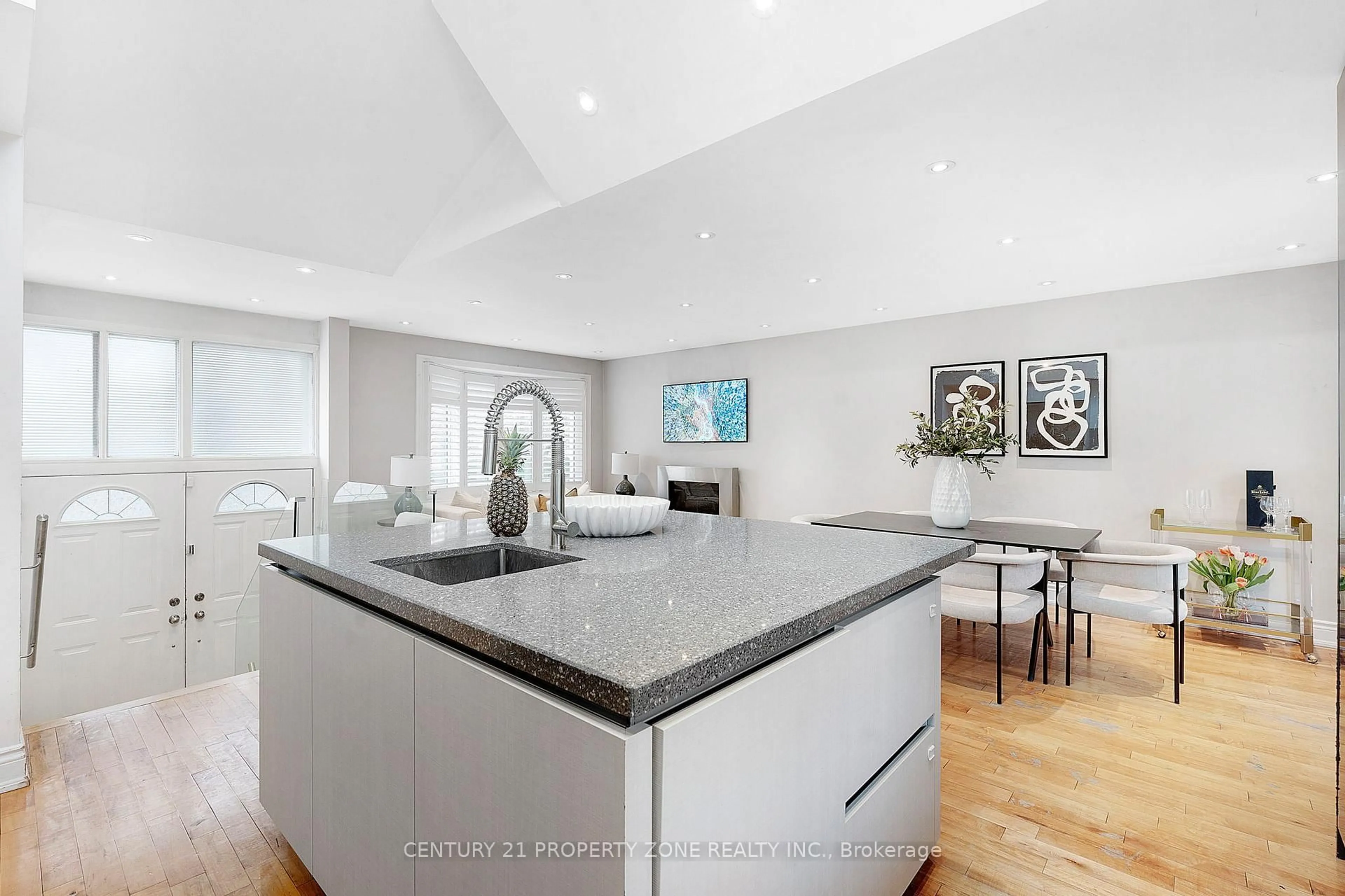 Open concept kitchen, unknown for 547 Pinegrove Rd, Oakville Ontario L6K 2C2