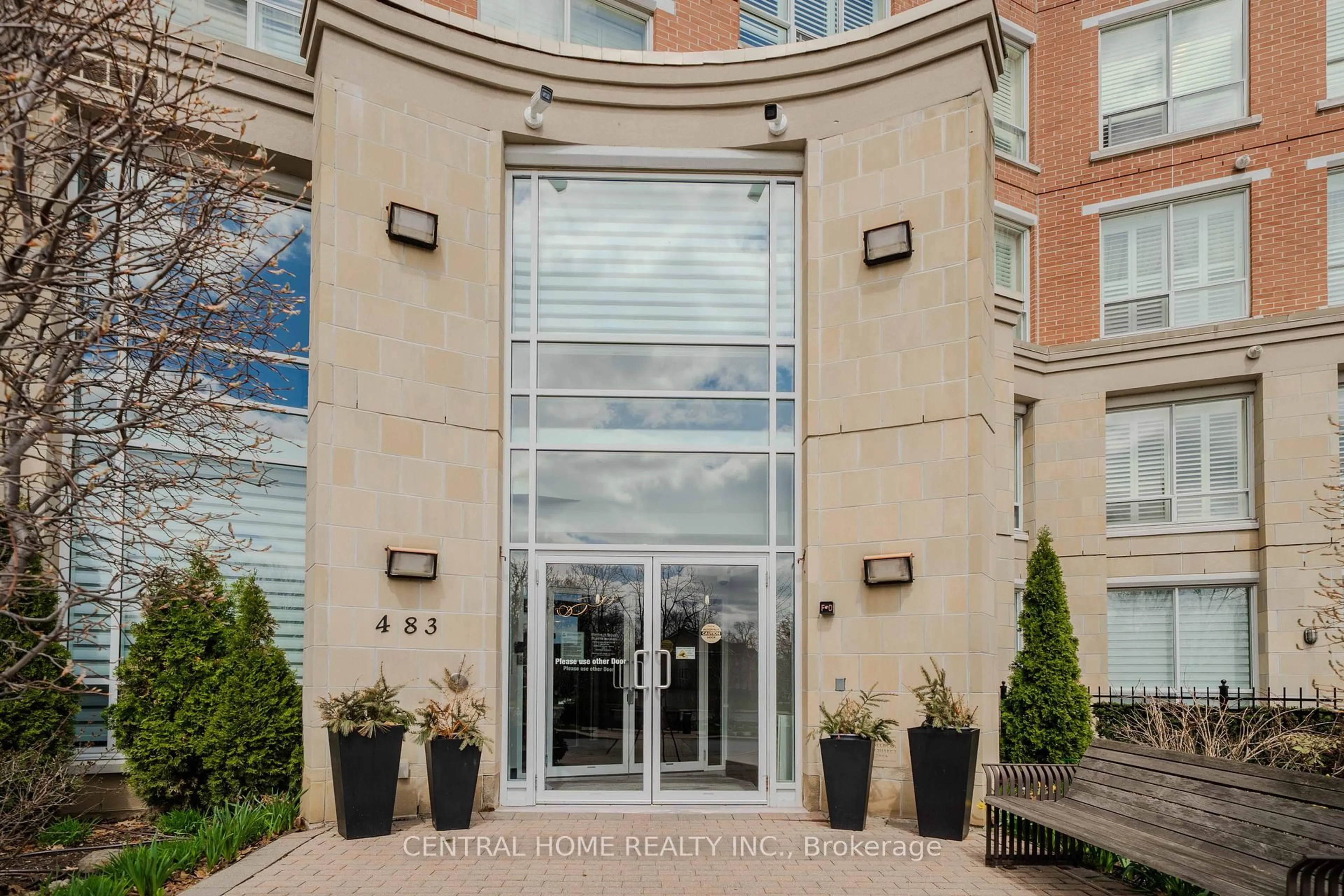 Indoor foyer for 483 Faith Dr #202, Mississauga Ontario L5R 0A1