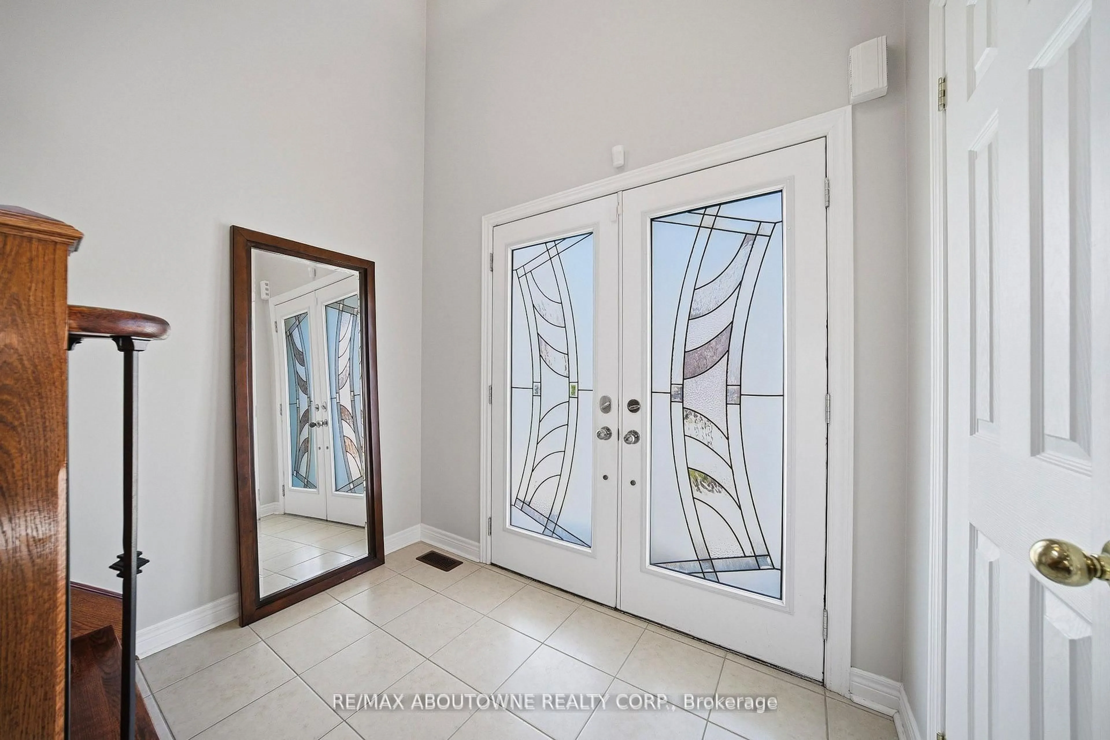 Indoor entryway for 884 Stoutt Cres, Milton Ontario L9T 7R1