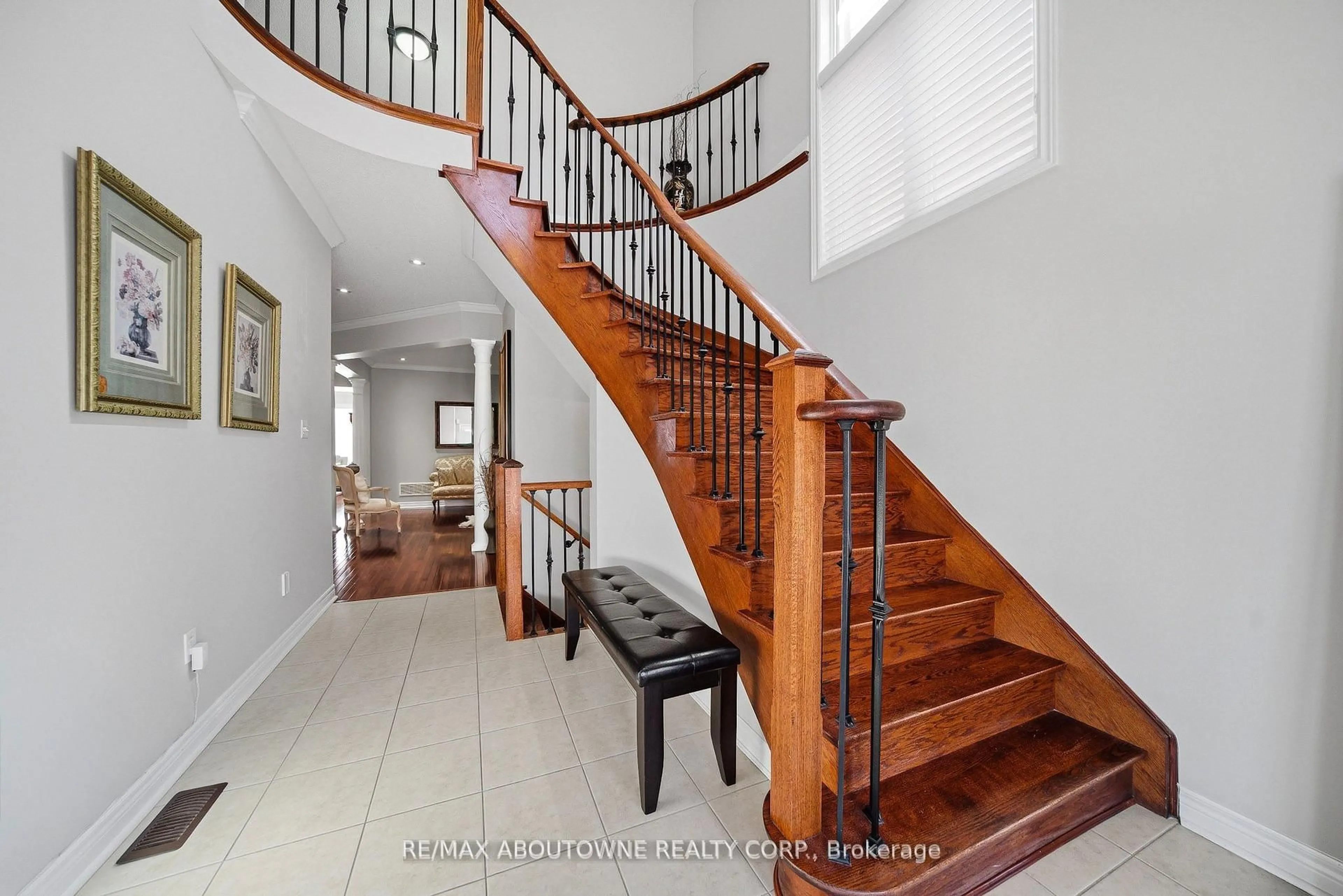 Indoor foyer for 884 Stoutt Cres, Milton Ontario L9T 7R1