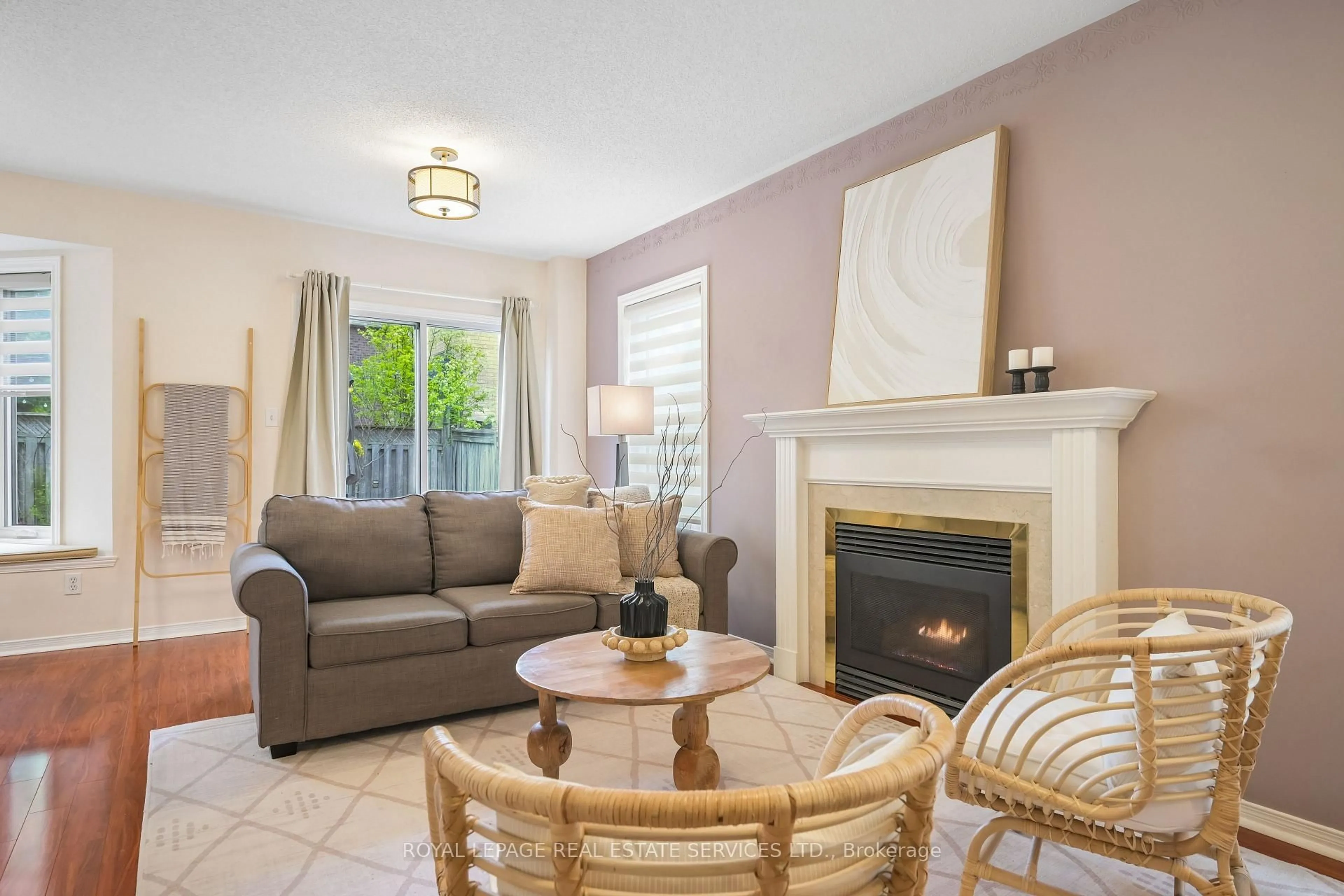Living room with furniture, unknown for 2023 Shady Glen Rd, Oakville Ontario L6M 3T4