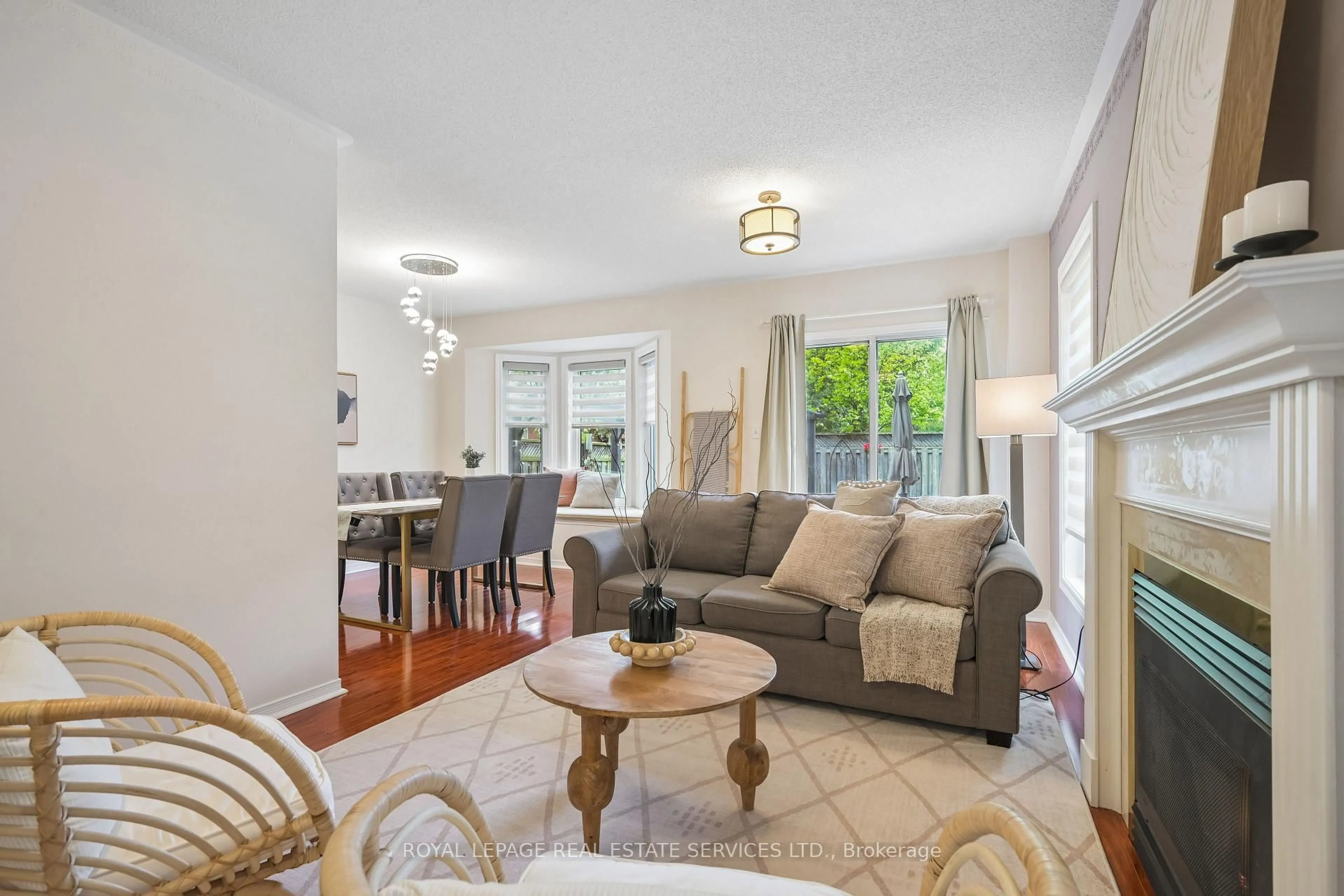 Living room with furniture, unknown for 2023 Shady Glen Rd, Oakville Ontario L6M 3T4