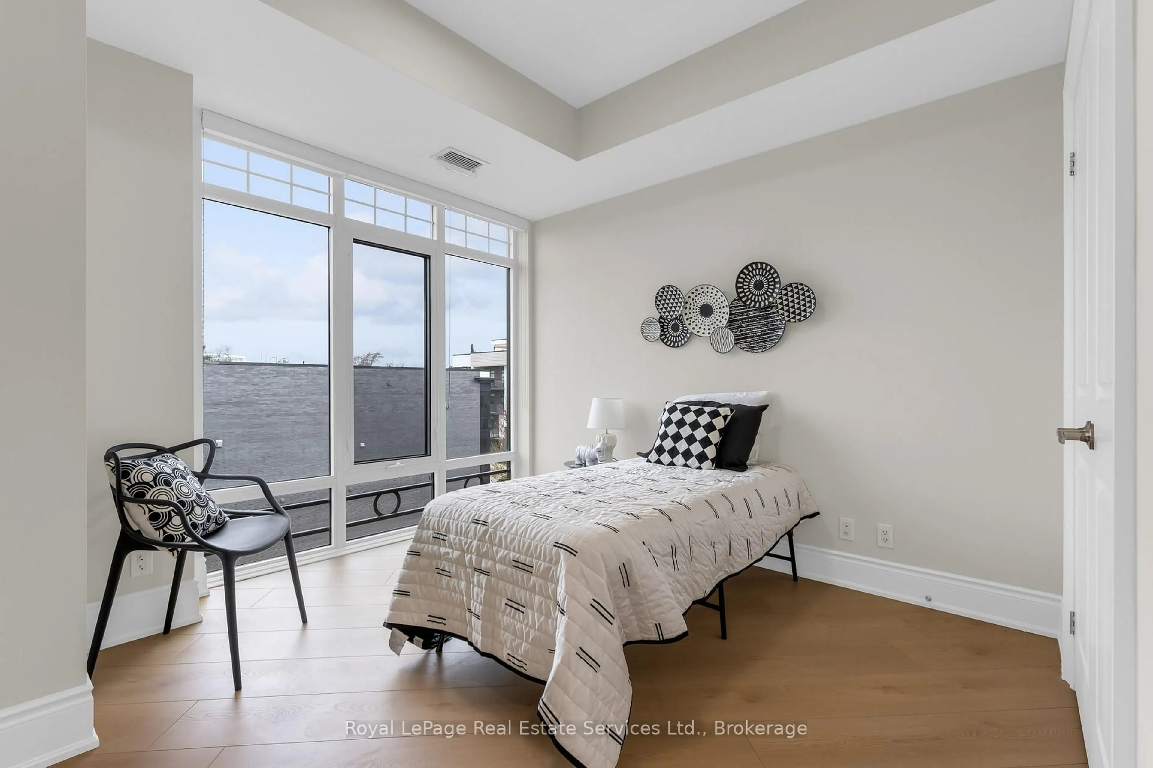 A pic of a room for 205 Lakeshore Rd #407, Oakville Ontario L6K 0H8