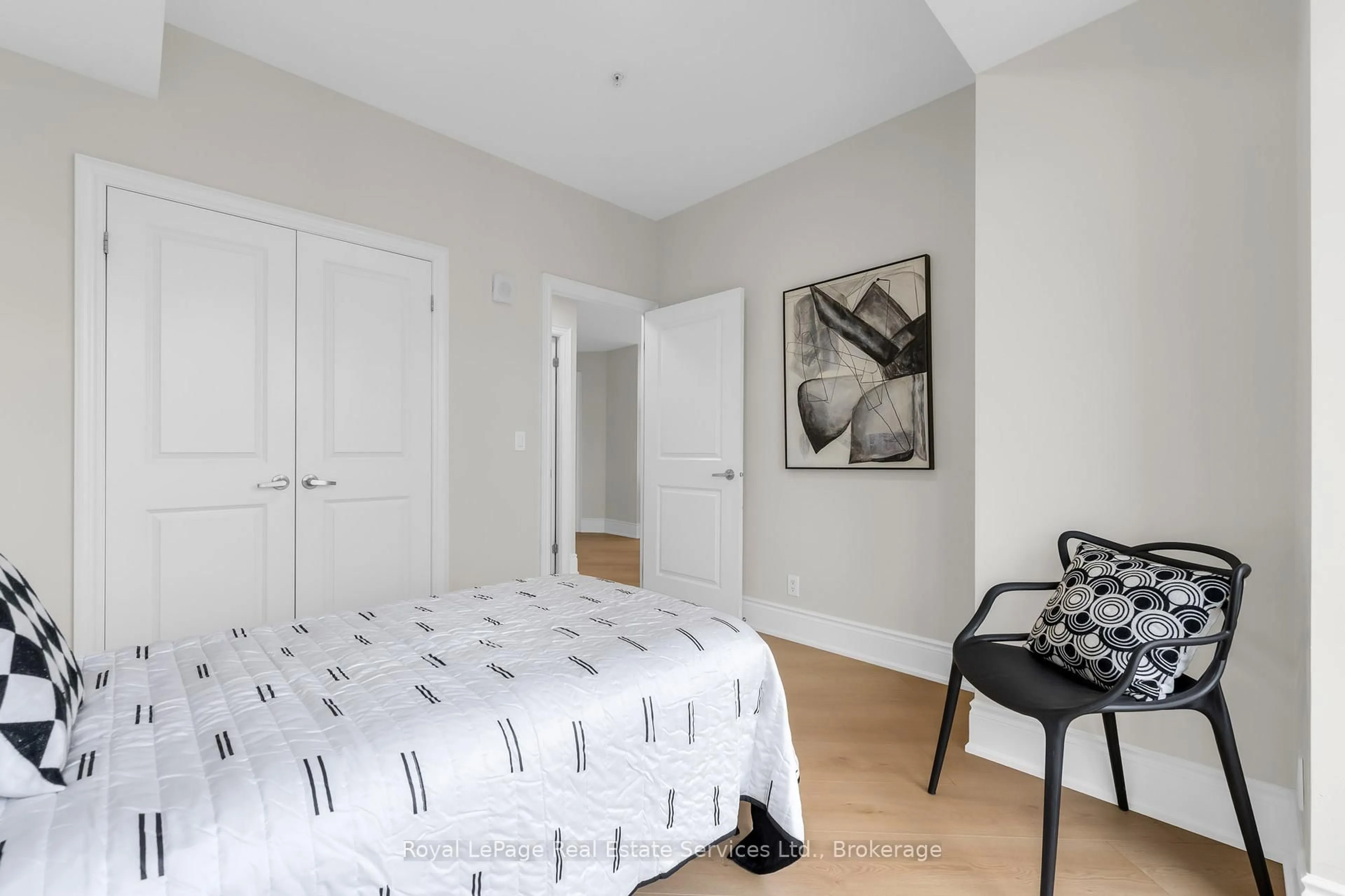 A pic of a room for 205 Lakeshore Rd #407, Oakville Ontario L6K 0H8