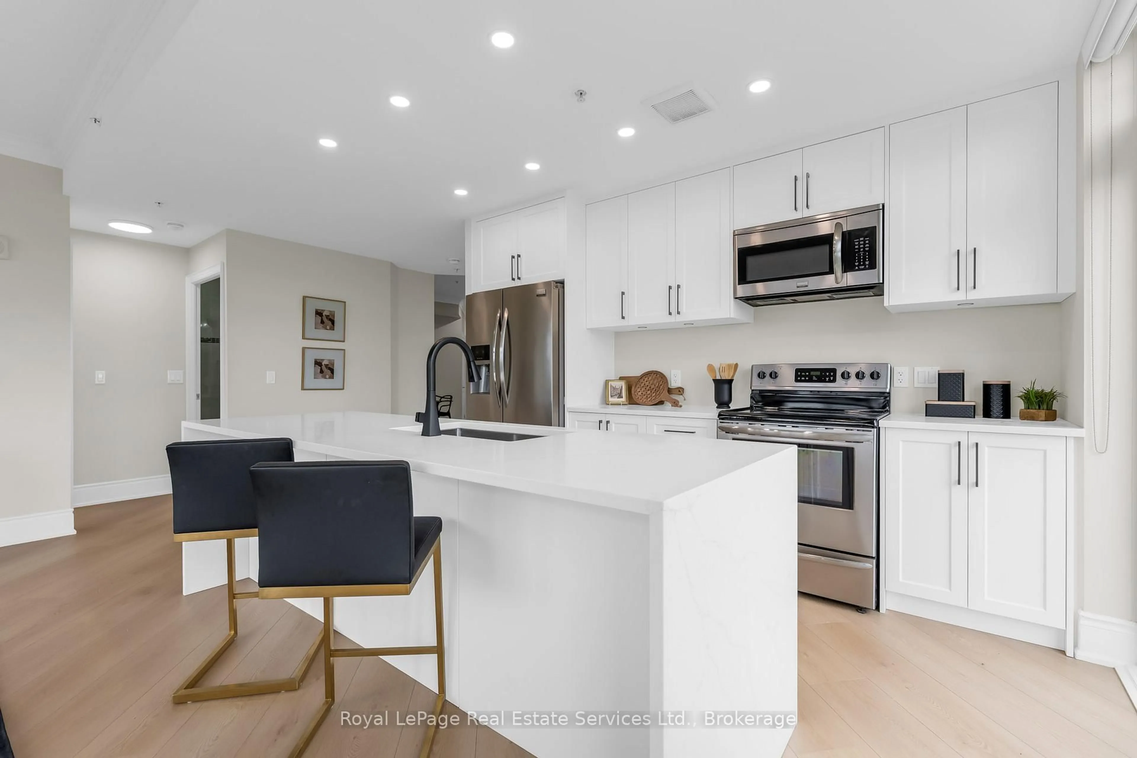 Open concept kitchen, ceramic/tile floor for 205 Lakeshore Rd #407, Oakville Ontario L6K 0H8